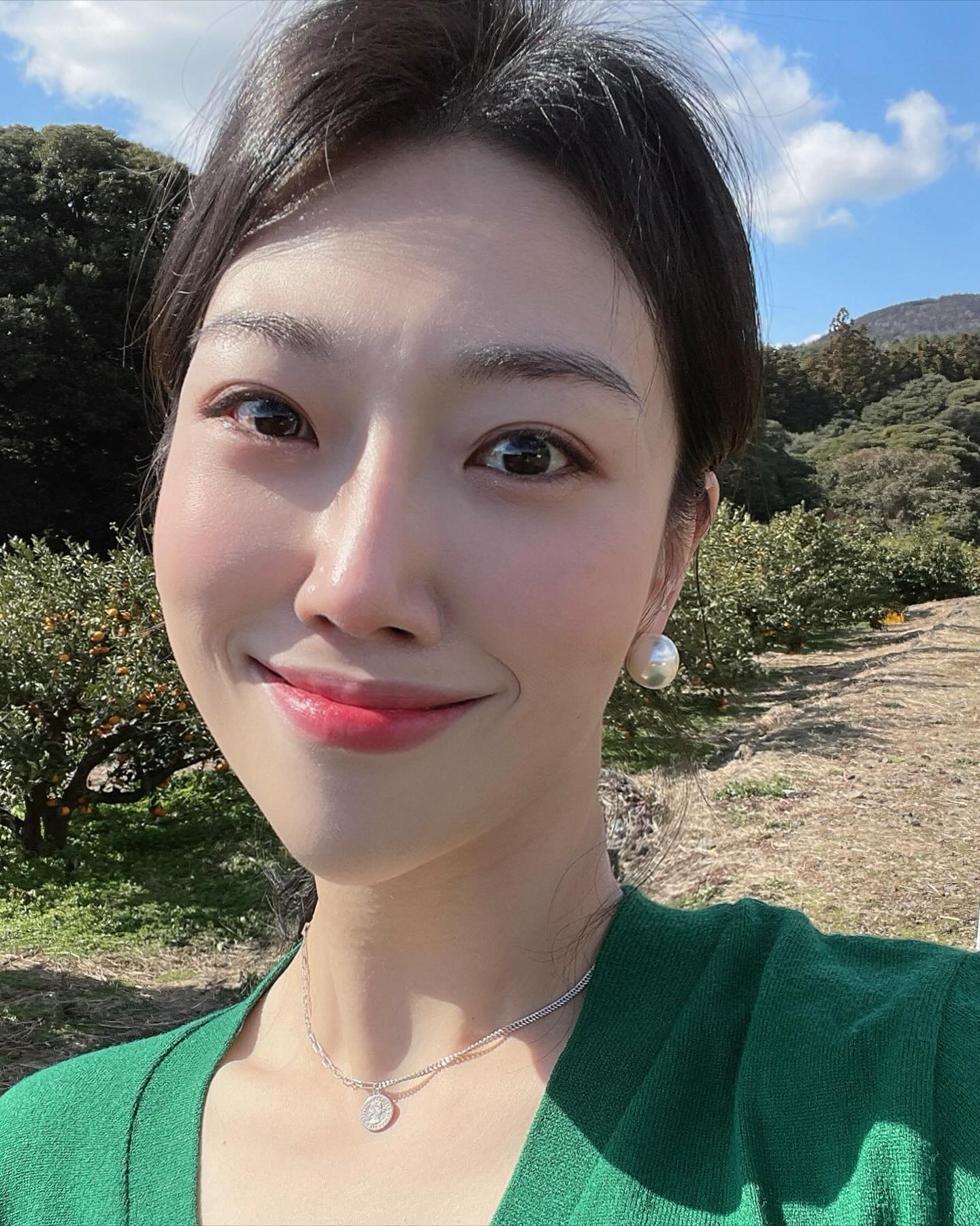 #광고 #바이유어 byur.official 
한국에서도 일본에서도 핫한 월클 바이유어🫶🏻

바이유어 스킨케어와 메이크업 제품은 모두들 입소문 템으로 유명하잖아요🥹
그런데 한국 뿐만 아니라 일본 쇼핑 플랫폼 ‘라쿠텐’에서 높은 순위를 기록하고, 일본의 올리브영인 돈키호테, 로프트 매장 등 에서 품절 사태가 벌어질 정도로 인기있는 자랑스러운 K-뷰티 브랜드라는걸 아시나요? 

그래서 이번엔 ‘세럼핏 볼류밍 글로우 스틱 페탈’과 ‘세럼핏 풀커버 글로우 쿠션’제품으로 일본 감성이 묻어나는 투명하고 깨끗한 메이크업을 연출해 보았어요✨

‘세럼핏 볼류밍 글로우 스틱 페탈’은 제가 요즘 정말
자주 쓰는 제품 중 하나인데요, 투명한 쿨톤 핑크빛 색상과 은은한 색감과 펄감을 표현 해주어 일본 감성 특유의 깨끗하고 투명한 사랑스러운 무드를 연출하기에 적합한 멀티 스틱이에요💝
섀도우, 립, 치크 등 다양한 부위에 자연스러운 광채를 더해줄 수 있는 스틱이라 저는 눈 앞머리와 섀도우에 같은 색감을 더해주어 눈이 더 빛날 수 있도록 터치 해 주었고, 치크와 립도 함께 사용해 전체적인 메이크업에 무드를 맞춰주었어요💕

수분감 가득한 스킨케어링 베이스로 건조한 겨울에도 은은한 수분광 연출이 가능한 ‘세럼핏 풀커버 글로우 쿠션’으로 전체적인 베이스 메이크업을 완성하고, 저는 개인적으로 코나 팔자주름, 이마 쪽에 유분이 엄청 올라오는 편이라 저번에 소개해드렸던 ‘세럼핏 루스 페이스 파우더 펄’ 재품으로 한 번씩 터치해 반짝이는 광을 함께 연출해보았답니다🌟

#뷰티메이트#BYUR#마스크팩#아쿠아세럼마스크#글로우쿠션#글로우쿠션추천#글로우스틱#하이라이터#쿨톤추천