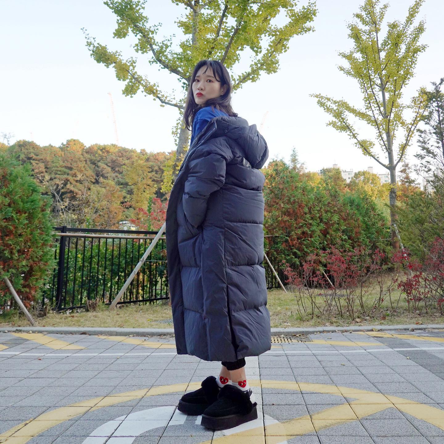 *광고 *협찬 covernat_ 

추워진 겨울철 필수템인🥶
신상 롱패딩을 미리 장착해 봤어요🧣
#커버낫롱패딩으로 한겨울 하나도 안무섭다요..!!!❄️

커버낫 <RDS 씨빅 롱 다운 파카>는
커버낫의 기술력이 접목된 프리미엄 덕 다운으로🐤
보온성, 벌키성, 흡습 방산성, 순간회복성을
모두 갖추고 있는 기능성 좋은 롱패딩입니다🧤

행타지 않는 디자인과 높은 디자인 퀄리티로
오래오래 입기 좋은 #커버낫RDS씨빅 롱다운 파카는✨
솜털 80, 깃털 20이 함유된 제품으로 
가벼운 무게감만큼이나 합리적인 가격대로💸
2030세대의 취향을 제대로 저격하는 아우터에요🫰

🏹정사이즈로 주문해도 넉넉한 오버핏 착장이 가능하답니다!

< 착용 컬러 및 사이즈 : 차콜컬러 & S사이즈 >
 
#패딩브랜드 #커버낫롱패딩 #커버낫씨빅
#롱패딩 #여자롱패딩 #커플롱패딩 #여성롱패딩