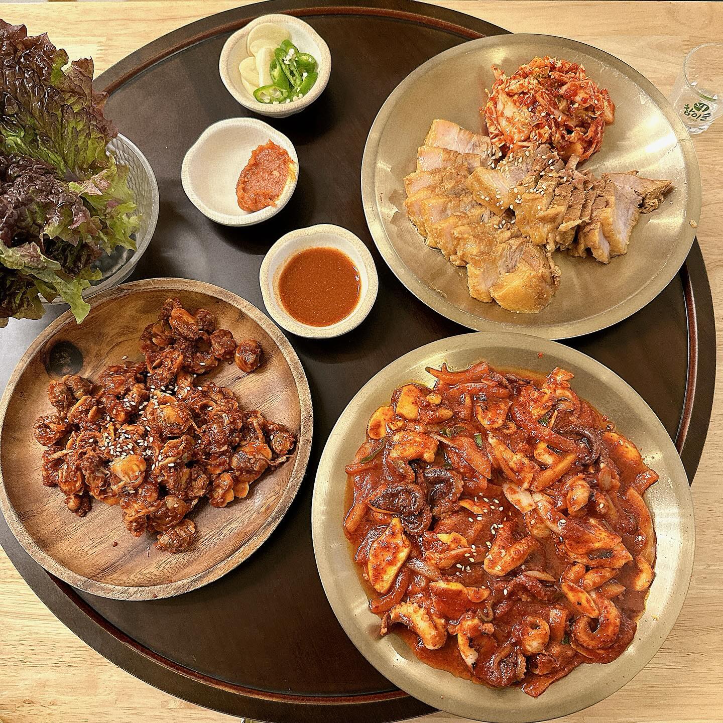 1인 보쌈 메뉴로 혼밥 가능! 술자리 가능! 카페같은 예쁜 분위기의 침산동 밥집 기민부엌. 가성비 내려오는 신메뉴 주안상으로 소맥 콸콸 마시니 행복..🤍 주안상 구성이 딱 내취향이었는데 보쌈, 꼬막무침, 쭈꾸미볶음까지..완전 술도둑놈들이었음! 김치전도 셀프로 무제한 구울 수 있어서 좋았다! 재방문 할 듯!