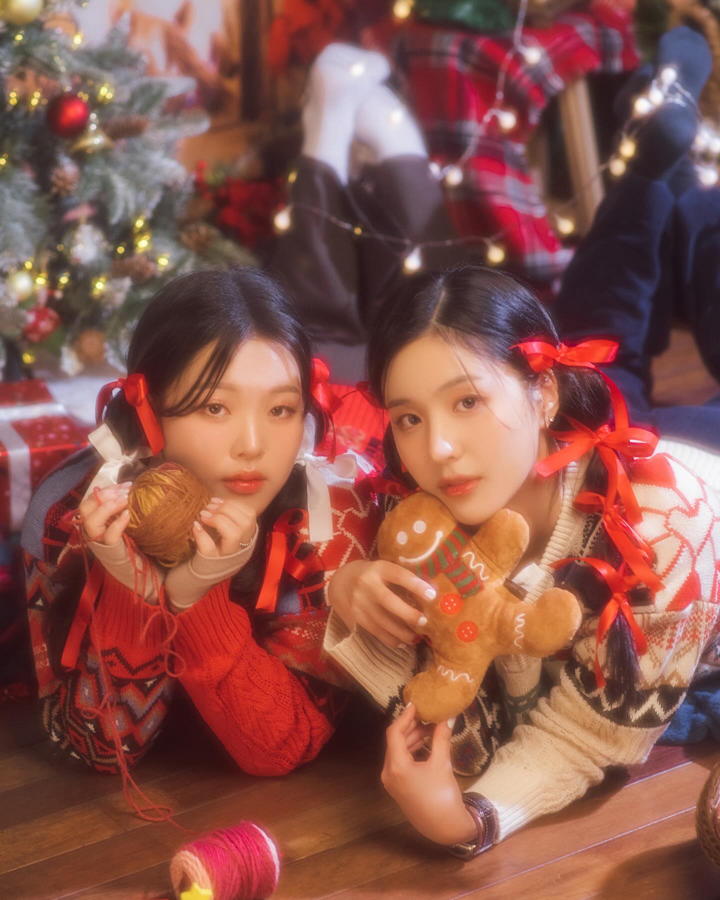 𝔀𝓲𝓷𝓽𝓮𝓻 & 𝓬𝓱𝓻𝓲𝓼𝓽𝓶𝓪𝓼 𝓼𝓽𝔂𝓵𝓮🎄❄️☃️
.
12월 크리스마스&겨울을 미리 기념해서
멜이랑 컨셉사진 찍구왔다❤️
이번에도 킹작가님들이 다이아손 했다.🥹
이번에 헤메도 넘나 루비손님들 🥹😍🥹😍
(신사 살롱휴 (헤어메이크업)salon_hue_an)
리본 스타일링도 손수 해주셨다며~~~😍 감사합니당 ㅎㅎ 
.
칭구랑 우정컨셉 찍고싶은 사람은 무조건 !! 나래울먼저 가시오!!🥹🥹
(나래울스튜디오 naraeul.official / rumi.mood )
.
헤메 합 최고다 ❤️❤️❤️
#크리스마스 #컨셉사진 #우정사진 #헤어메이크업 #스튜디오촬영 #스튜디오 #겨울 #사진촬영