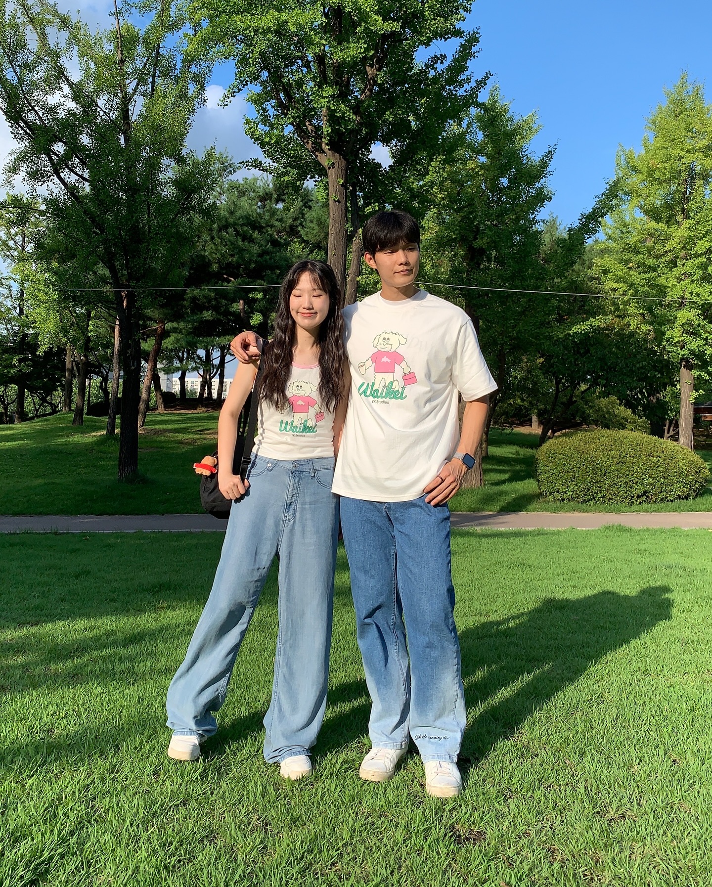 날씨가 너무 좋다니까 ! 🌳

🏷️ waikeiofficial 의 귀여운 프린팅이 매력적인 반팔과 슬리브리스를 착용했습니다. 선재는 2사이즈, 저는 FREE 사이즈를 착용해보았어요. 상콤하고 귀여운 프린팅 덕분에 여름을 깜찍하게 보낼 수 있을 것 같아오 ◡̈ 평소 핑크색을 선호하지 않는데도! 요 와이케이 특유의 핑크는 참 맘에 들어요 🩷 요 커플룩 완전 추천 ! 

#제품제공 #커플룩추천 #커플시밀러룩 #시밀러룩추천 #반팔티 #반팔추천 #슬리브리스 #여름커플룩 #프린팅티셔츠 #와이케이 #waikei

아무것도 염려하지 말고 다만 모든 일에 기도와 간구로 너희 구할 것을 감사함으로 하나님께 아뢰라(빌 4:6)