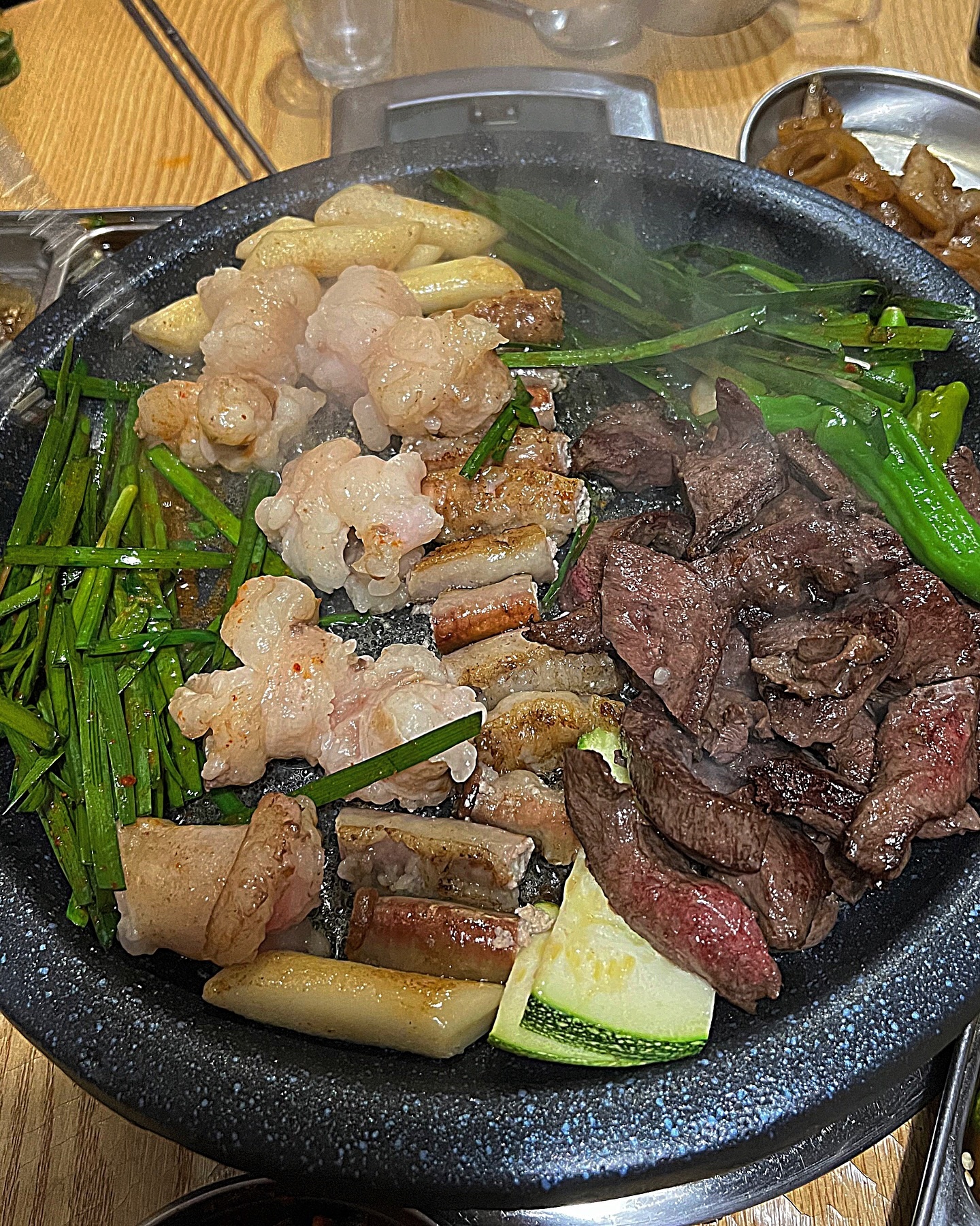 비오는 날엔 곱창에 쏘주~ 😵‍💫

오동통한 대창에 쫄깃한 염통
속이 꽉~찬 소곱창까지 완벽한

영통의 #후니네소곱창 소개합니다~!

기본찬으로 순두부찌개도 나오고
대창이 너무 통통해서 소주를 안 시킬 수 없는 비주얼이에요

맛은 물론 분위기도 모임하기 딱 좋아서
두발로 걸어 들어갔다가 네발로 나왔습니당

요즘같은 장마철에 곱창으로 속 기름칠 하러 고고링~

➖➖➖➖➖➖➖➖➖➖➖➖➖➖➖➖➖

🔎후니네소곱창
📍위치 : 경기 수원시 영통구 청명남로28번길 20 1층
⏰영업시간 : 월~토 17:00~03:00 (일요일 휴무)

➖➖➖➖➖➖➖➖➖➖➖➖➖➖➖➖➖

#영통맛집 #영통곱창 #영통소곱창 #영통역맛집 #곱창맛집 #수원맛집 #수원곱창 #협찬문의 #협찬디엠 #협찬환영 #먹팔 #먹팔맞팔 #먹팔환영