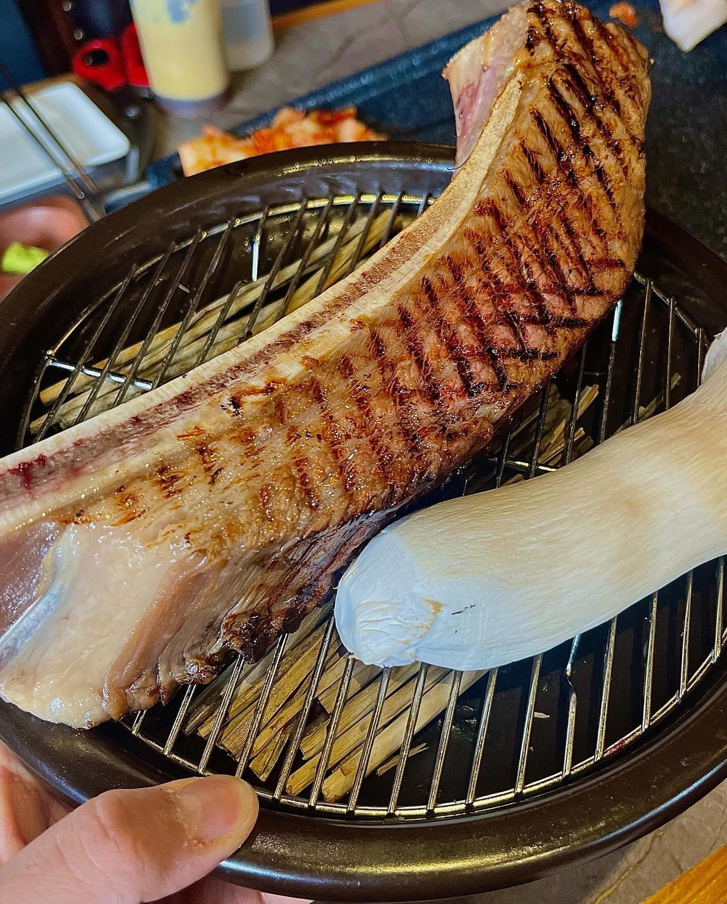 🥩짚불태백 동탄본점
2동탄에서 뜨고있는 고깃집 방문했어요! 요즘 핫하다는 우대갈비 맛집인데 그 중에서도 소갈비 중 가장 맛있다는 6, 7, 8번대의 꽃갈비살을 쓰더라구요~ 김치, 고사리부터 다양한 독특한 소스로 고기와 조합해서 먹으니 다양학 즐길 수 있어 좋았어요😋 직원분께서 고기도 다 구워주시고 뼈에 붙은 살도 발라주셔요(이게 진짜 별미!!😍) 커플,가족끼리 회식을 해도 손색없는 이곳 동탄맛집 추천드려요!!

🥩짚불태백 동탄본점
주소 : 경기 화성시 지산2길 11-8 1층 전체호

#협찬 #짚불태백#짚불태백동탄본점#영천동맛집#영천동고기집#영천동데이트#화성시맛집#화성데이트#화성맛집#동탄맛집#동탄고기집#동탄데이트#동탄2맛집#동탄11자상가맛집#동탄핫플#JMT