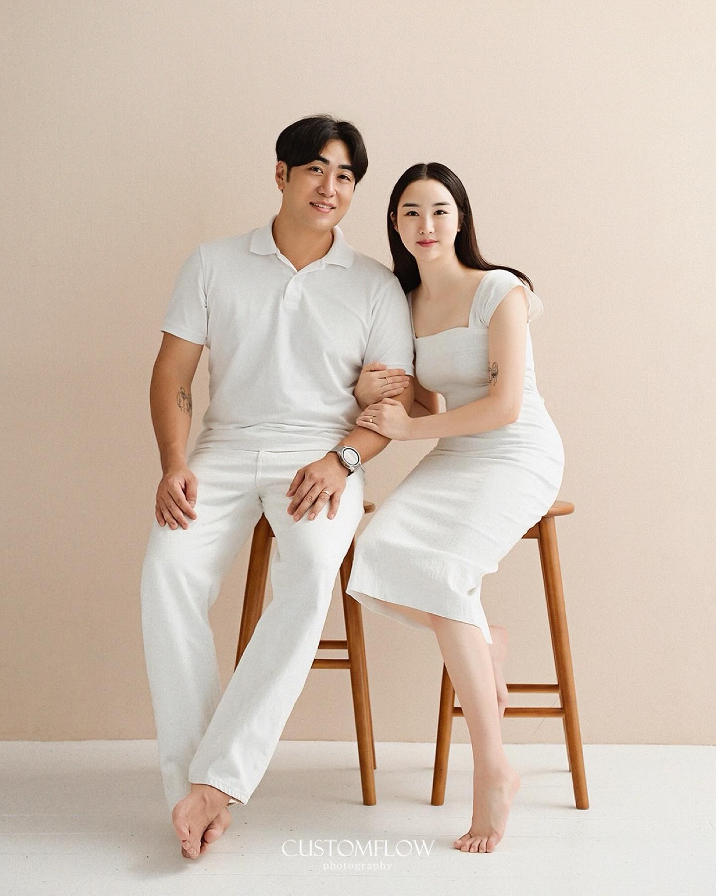 ⠀
가족사진 찍으러 갔다가 작가님이 찍어주신 우리 둘🫶🏻

비록 연애 시절의 풋풋함과 귀여운 모습들은 없어졌지만
엄마아빠로 한층 더 성장한 모습이 보이는거 같아 좋다
