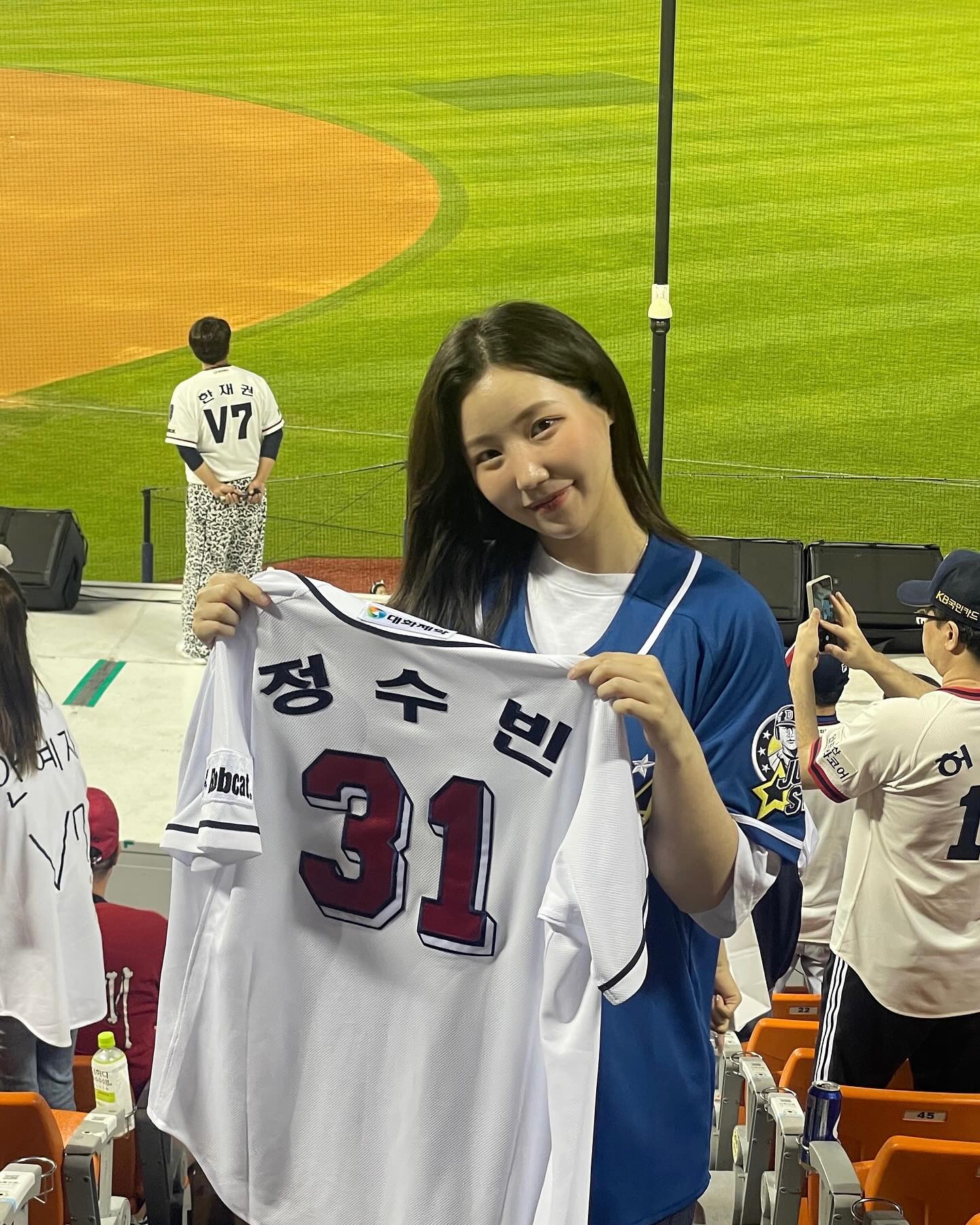머릿속에 맴도는 최강두산⚾️
곰이 빛나는 밤에 1등으로 사연 당첨!!!
유니폼도 겟💕 7월까지 어떻게 기다려😭