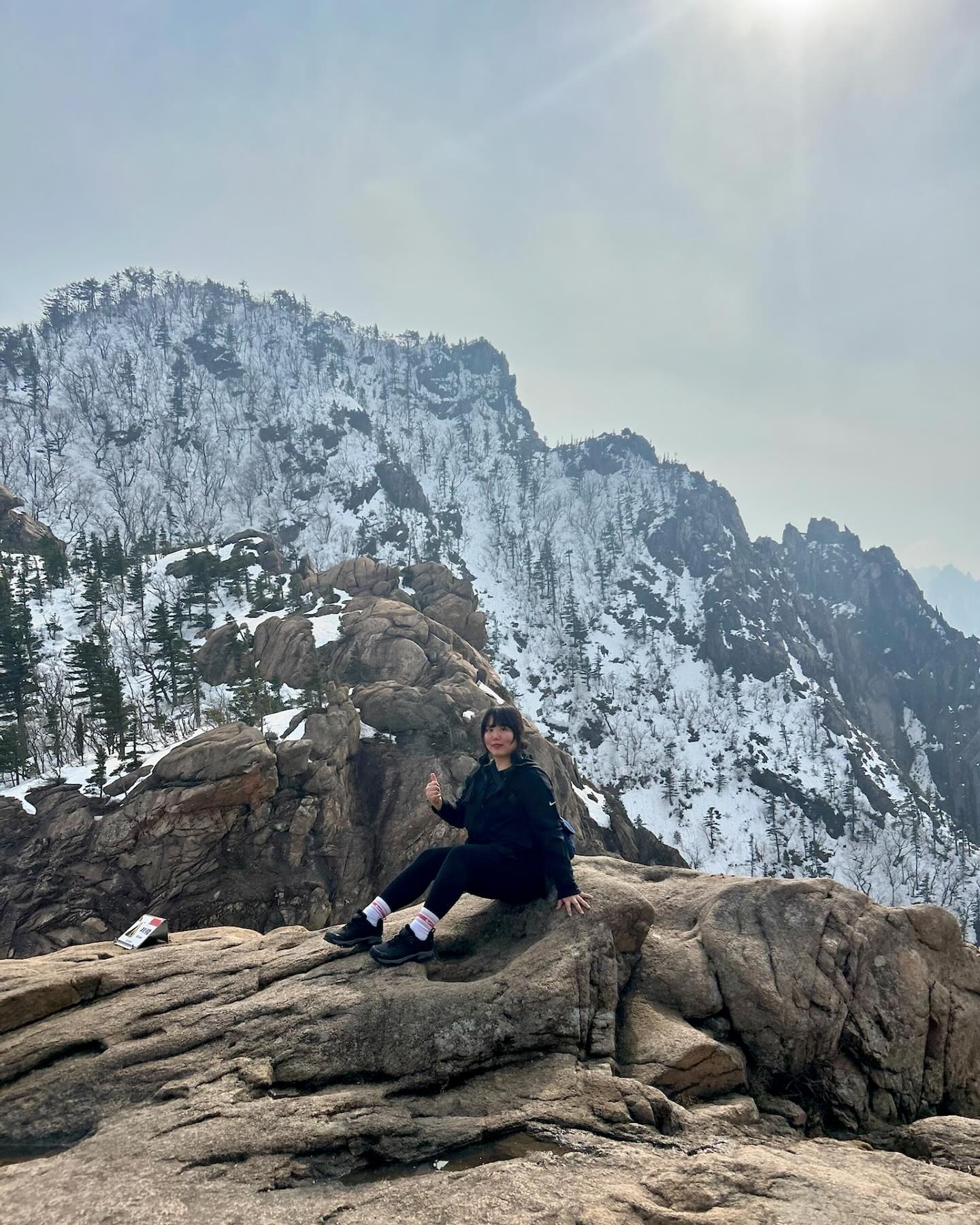 #설산 🏔️ #설악산 너무 좋았다🥰
편하게 운동하러 올라간 복장이라서
다른 분들의 예쁜 차림에 기가 죽어버렸다😇
그래도 꿋꿋하게 #물아일체 실천하고 옴😘

#설악산국립공원 #등산 #등산스타그램 #등산복패션