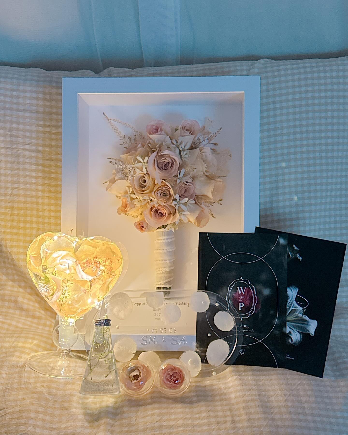 ㅤ
💐🩷💡🪞🌸💍
기다리고 기다리던 부케말리기 wudampool 
같은웨딩홀 신부에서 사장님과 고객으로만나
예뿌게 제작한 부케액자
부케액자 너무 하고싶어서 일부러 부케던지기도 안하고 여기저기 업체 알아보던중 때마침 공방오픈하여 이벤트까지 해주셔서 편한맘으로 바로 예약
심지어 웨딩홀에서 픽업도 해주셨당
진짜 너무 친절하시고 너무 이쁘게 잘만들어주셨다

ㅤ
ㅤ
ㅤ
ㅤ
#20240706 #20240919 #20240921 #부케말리기 #부케 #신랑신부 #웨딩부케 #본식부케 #부케액자 #원목액자 #하트무드등 #무드등 #꽃잎트레이 #그립톡 #반구그립톡 #반지홀더 #링홀더 #우담풀 #좋아요 #instagood #instadaily #instalike #fff