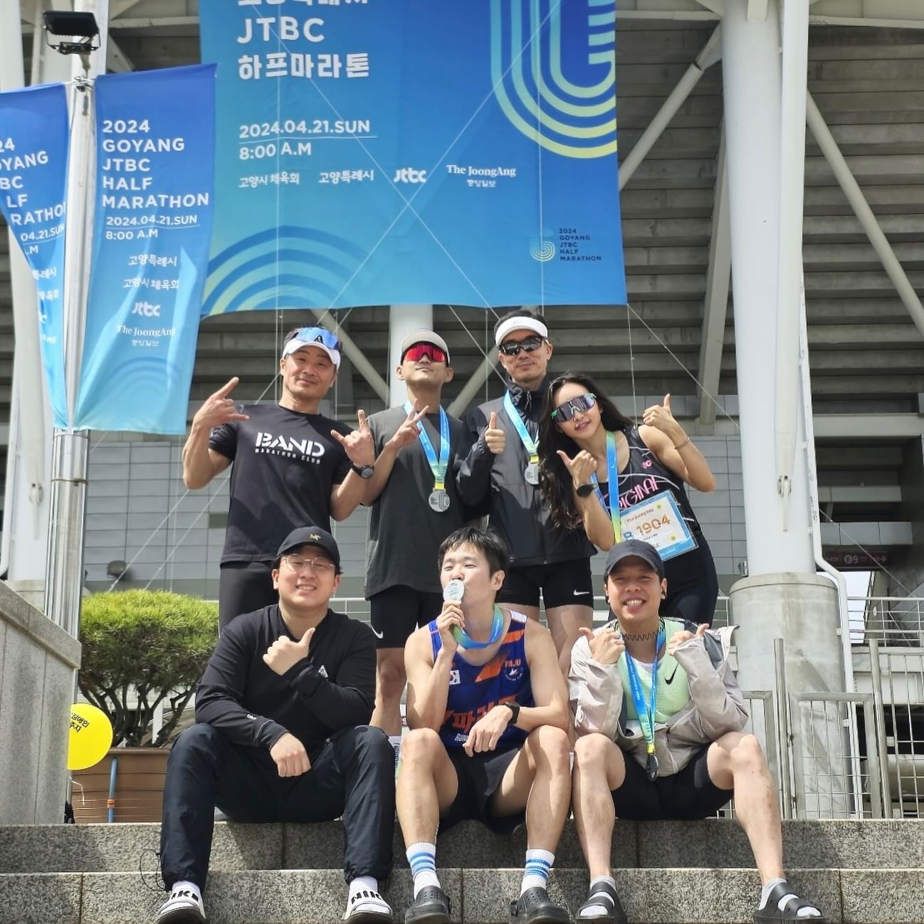 #JTBC하프마라톤 💙

일주일 뒤쯤 꺼내보는 고하마 추억🫶🏼

balance.val_runs
형님들과의 단체사진 못참지 💓

뛰는 내내 외롭게 혼자 뛰었지만(주로 혼자 쓴 느낌 비슷)
피니쉬에서든 내 뒤에서든 항상 아낌없이
챙겨주는 사람들이 있기에 나는 그저 감사하다 🙏🏻

함께하면 이리 재밌는걸, 나 이제 혼자 못뛰어😩
(와중에 형님들 넘모 귀여워🫢❤️‍🔥)