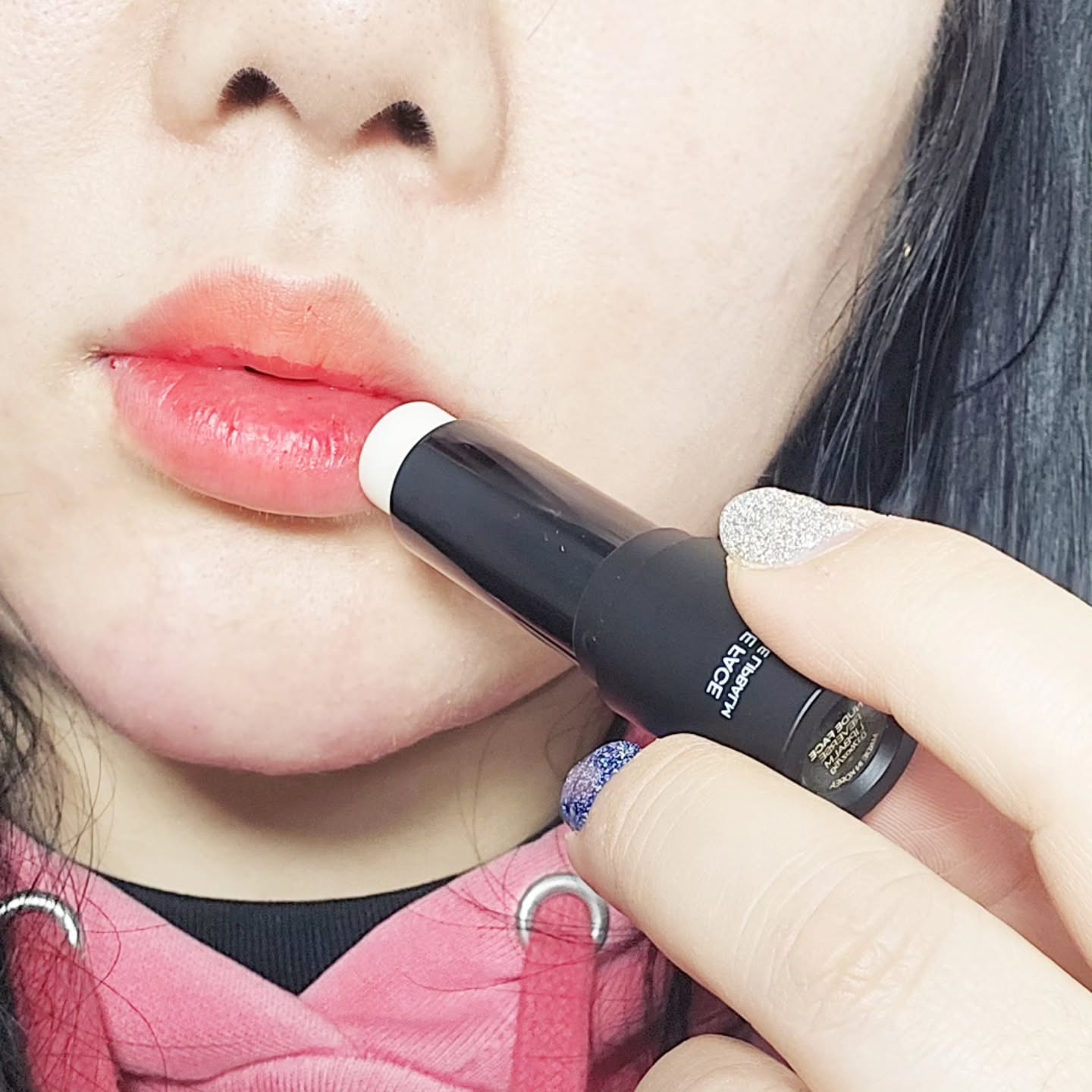 #광고
💋 #내추럴_생얼립_완성템
이거 진짜 대박! 
누드페이스 립타투팩+리벌즈 립밤 세트는 
써보자마자 인정할 수밖에 없었어요. 🌟

✔️ 내 입술 같은 자연스러운 발색
생얼에도 부담 없고, 1회 도포는 은은하게, 2회 도포는 확실하게! 
오버라인으로 바르면 입술 더 도톰해 보여요. 💋

✔️ 20시간 지속력+끈적임 없는 보습력✨
리벌즈 립밤 덕분에 착색력은 물론 입술 관리까지 완벽. 
특히 체온에 반응해 내 입술처럼 자연스럽게 붉어지는
반전 매력이 장난 아니에요.

🎁 그리고 쇼핑백까지 퀄리티 미쳤음.
디자인 출원 완료된 아이템이라더니, 
내년에 나올 명품백 모티브라니… 브랜드 철학부터 다름. 😮
게다가 프랑스랑 북미 진출 소식까지! 글로벌 감성 제대로예요. 🌍

이 정도면 데일리템으로 무조건 인정 아닌가요?

#광고 #립타투팩 #누드페이스립타투 #누드페이스립밤 #반전립밤 #생얼메이크업 #안지워지는틴트 #남자립밤추천