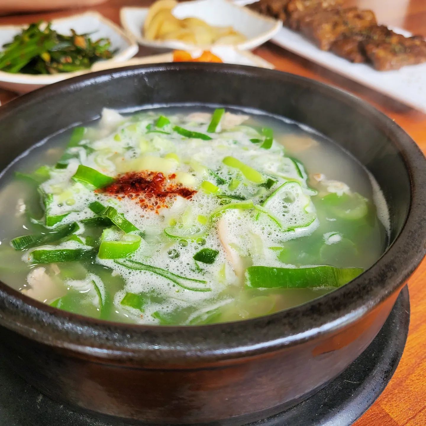 제주시 용담2동
국내산 100% 돈사골로 오랜시간 우려내
잡내없는 깔끔 담백한 육수의 돼지국밥을 맛볼 수 있는 #팔팔국밥
오늘 점심은
살코기국밥, 비빔막국수 수육세트
거기다 떡갈비구이까지 추가해
아주 푸짐하게 맛보고 왔어요 💗
국내산 재료만 사용해서 직접 조리하신 정성가득 반찬과 함께
맛있게 한그릇 뚝딱
어떤 메뉴를 주문해도 맛있게 배부르게 즐길 수 있어
애정하는 국밥맛집이랍니당
출출할땐 팔팔국밥에서 든든한 한끼 드시고 가세요 💗
gukbab_palpal
.
.
#제주공항근처맛집 #제주용두암해안도로맛집 #제주도국밥집 #제주시국밥맛집 #제주국밥집 #제주용담국밥 #제주용담맛집 #제주공항근처밥집 #제주공항맛집