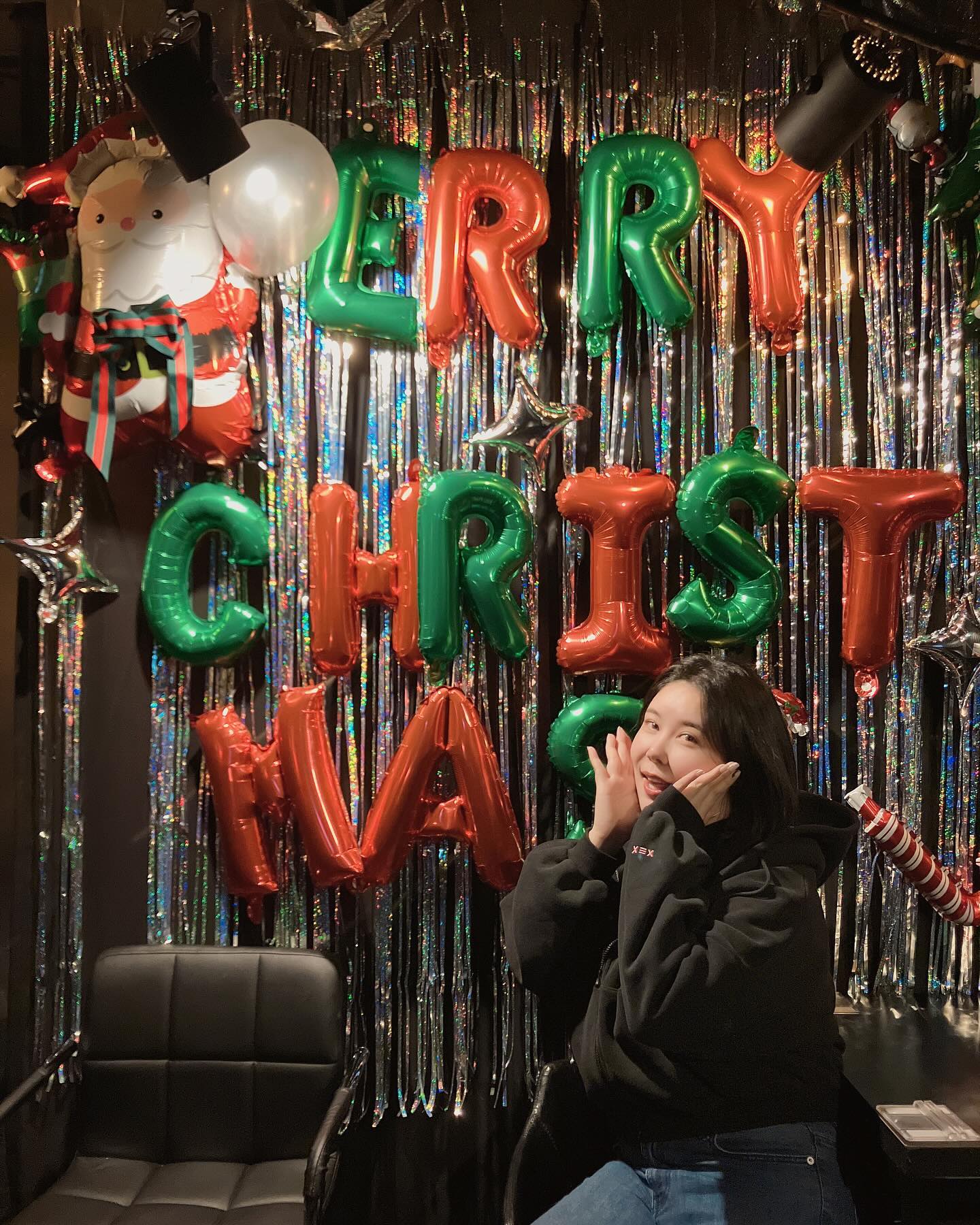 #크리스마스시즌🎄 

울 공주들이 애쓴 크리스마스 포토존✨
사진찍고 놀다가 한시간도 안되어서 떨어짐 ,,ㅠㅋ
커텐에 붙인 잘못이쥬,, 벽면에 다시했는데
빤짝이 커텐 없어서 뭔가 아쉽다😭😭😭
•
•
•
#포토존#시즌디피#한시간의추억#또르륵#미리크리스마스🎄 #모엣샹동🍾 #샴페인#화요일밤 #샴팡🍾 #daily