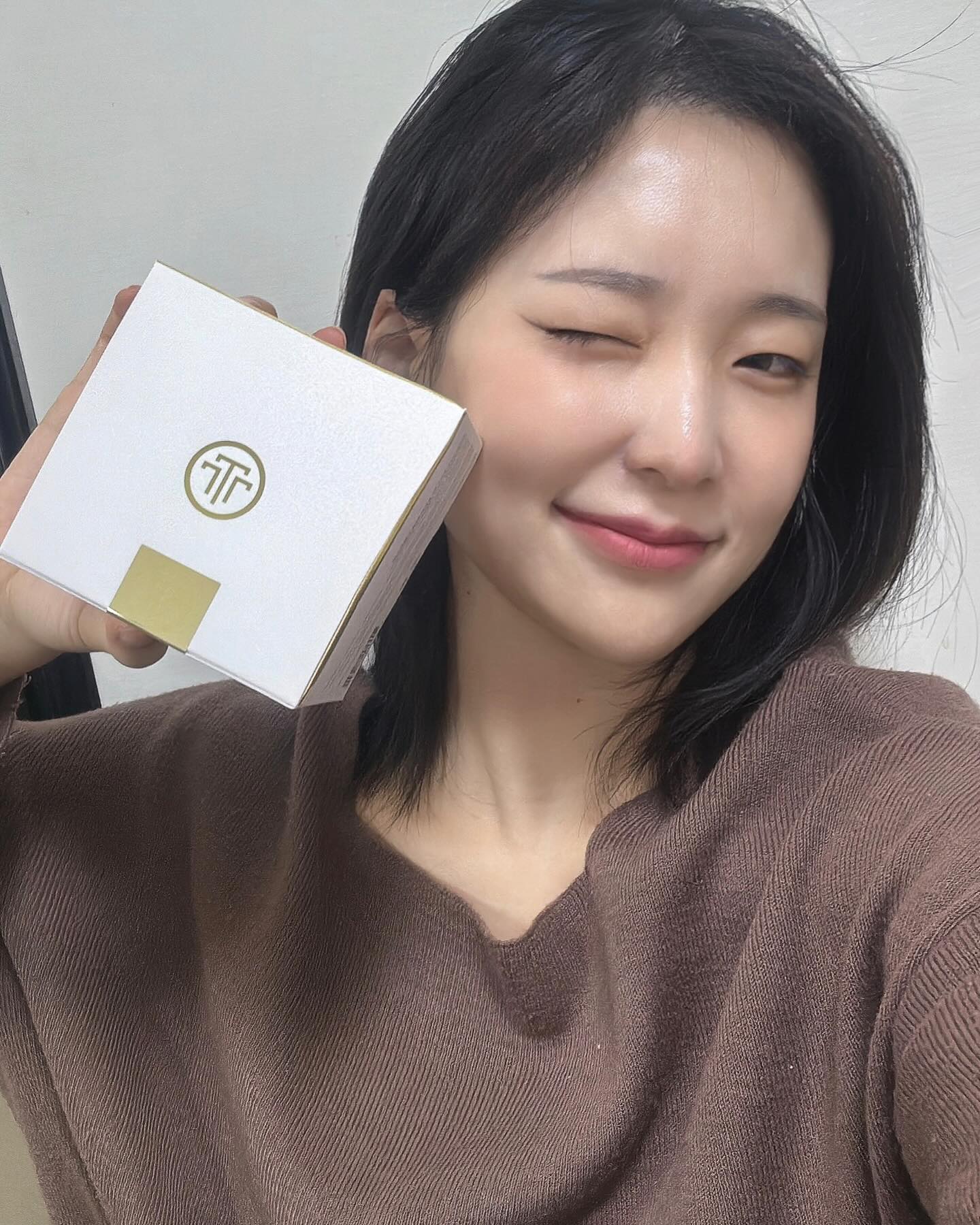 #협찬 tomtittot_kor_official 
톰티트토트 S7 REPAIR CREAM 100ml

휴먼스템셀과 노벨상 수상성분인 EGF 함유로
세포재생과 안티에이징 효과와 순도 99.9%골드가
다량 함유되어 빛나는 럭셔리함과 풍부한 수분감,
실키한 마무리감의 크림이에요!

✔️인체지방세포배양액추출물(ADSC-CM)로
재생+성장+회복 삼박자를 있어 얼룩덜룩 피부에 난 상처와
잡티들이 많이 옅어졌어요👍
✔️ 바르는 보톡스로 알려진 아세틸헥사펩타이드로
근육수축을 방지해 정말 보톡스 맞은 것 처럼 주름도 옅어졌어요!
✔️ 흉터없는 상처를 위한 이지에프(EGF;easyef) 상처치료,
노화방지, 흉터 개선에 탁월한 단백질 세포가
얼굴에난 여드름 흉터들을 많이 지워줬어요!
✔️레티놀은 얼굴에 조금 자극적일 수 있는데
레티놀의 대체재인 바쿠치올이 함유되어있어
자극이 하나도 없었어요.
✔️투명한 젤에 골드펄이 콕콕 박혀있어 진짜 고급스러워요✨