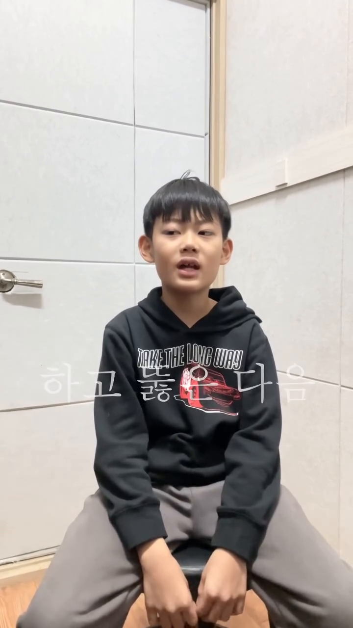 🐣❄️❄️❄️
나에게 보컬레슨을 받고있는 초딩 민철이가 어느날 갑자기 동요 가사를 바꿔왔다…😮
‘고기를 잡으러 산으로 갈 까 요~’ 
하는 모두가 다 아는 그 노래가 [민철이의 얼음깨기 쏭]으로 대변신한 것에 감동받은 박산희 선생은 악기를 뚝딱찍고 노래 녹음을 해주기로 마음을 먹었다..

그 결과 민철이는 대감동을 먹었다… 
여기서 베이스는 이렇게 쳐주시면 안돼요? 이제 피아노만 따로 들어볼 수 있나요? 삐약삐약 거리며 편곡에도 참여했다… 민철이의 신나하는 모습을 보며 행복한 힐링의 시간을 보낸 박선생이었다..

모두 민철이의 얼음깨기 쏭 감상하고 가세요😁
(추신:예쁜 댓글 써주세요 ^_^ 민철이가 인스타 데뷔에 신나하면서도 악플을 겁내고 있습니다.)

#보컬레슨 #동요부르기 #귀여워요 #초등교육 #데뷔 #주간아이돌