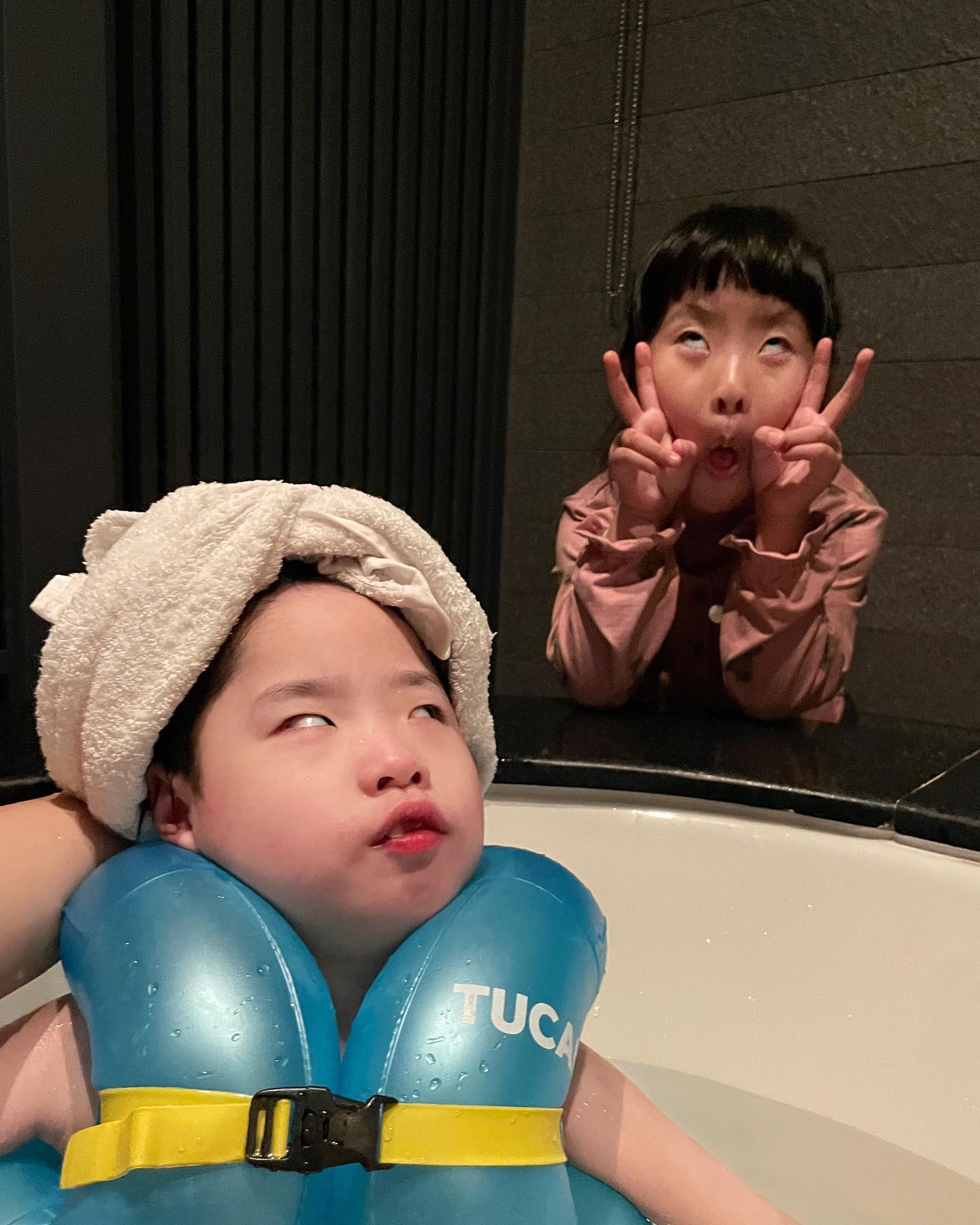 사진 제목은 : 저거 또왔네 
ㅋㅋㅋㅋㅋ 소연아 혹시 인지 되나?!
동생 오는건 또 우에 알고 
눈이 까뒤집어진다 ㅋㅋㅋㅋㅋㅋㅋㅋㅋㅋㅋ
그와중 언니야 못된눈 했다고 일러주는 소율쓰🤷🏻‍♀️

마지막 소율이 사진제목은 안본눈삽니다 😆

#자매 #자매일상 #아난티코브 #부산 #선팔하면맞팔 #육아소통 #육아맞팔 #역마살