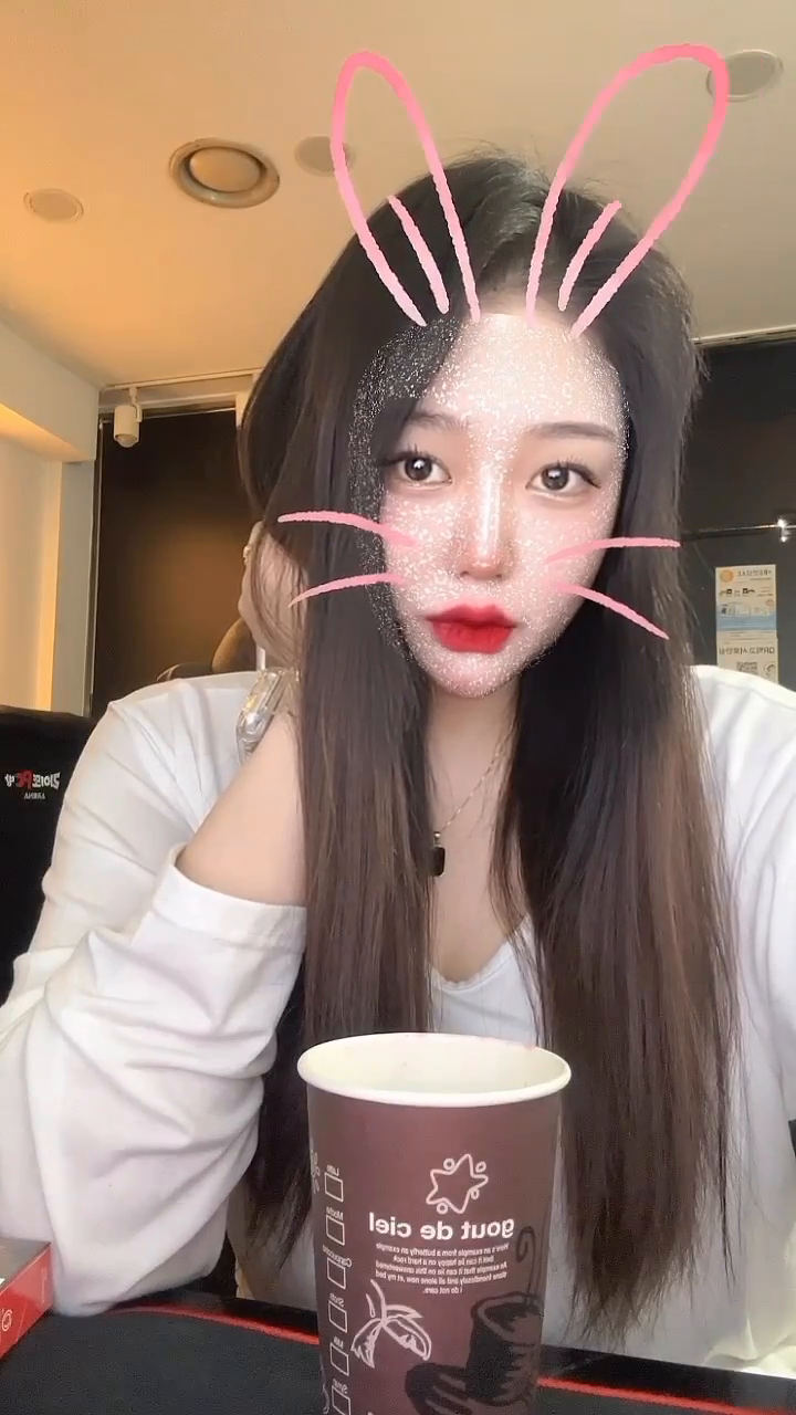 햄이 우리 희정이 하루종일 매장에 있어서 남자친구는 언제 사귀냐는데 그럼 좀 밖으로 내보내줘야하는거 아니냐 씁쓸,,ㅋ-ㅋ