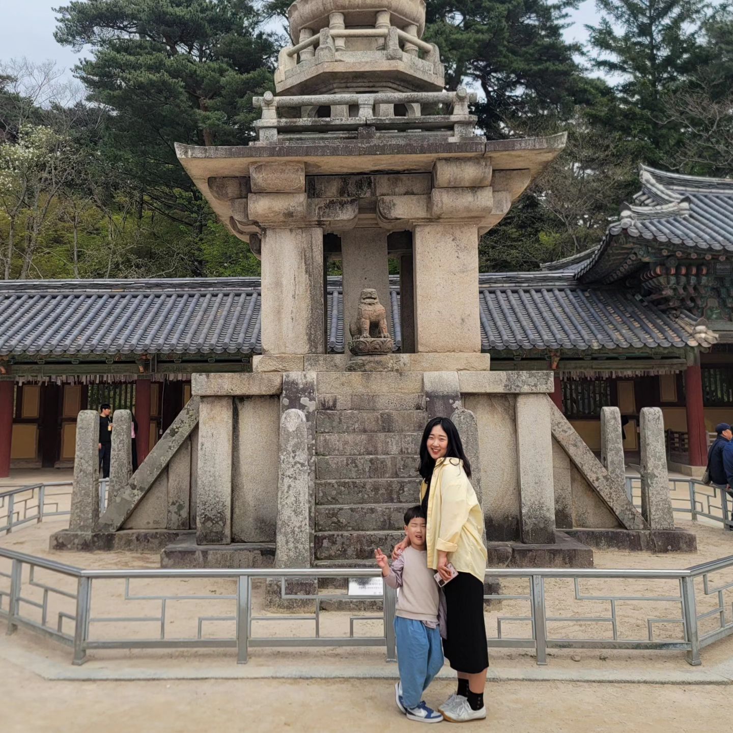 벚꽃은 다 졌지만
기대만큼 좋았던 불국사

#경주여행 #불국사 #다보탑
