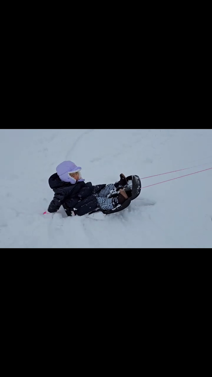 그녀의 #눈사랑 ❄️
#눈썰매 좀 탈줄 아는 언니야
#폭설 우리가 즐기는 법
#눈썰매장