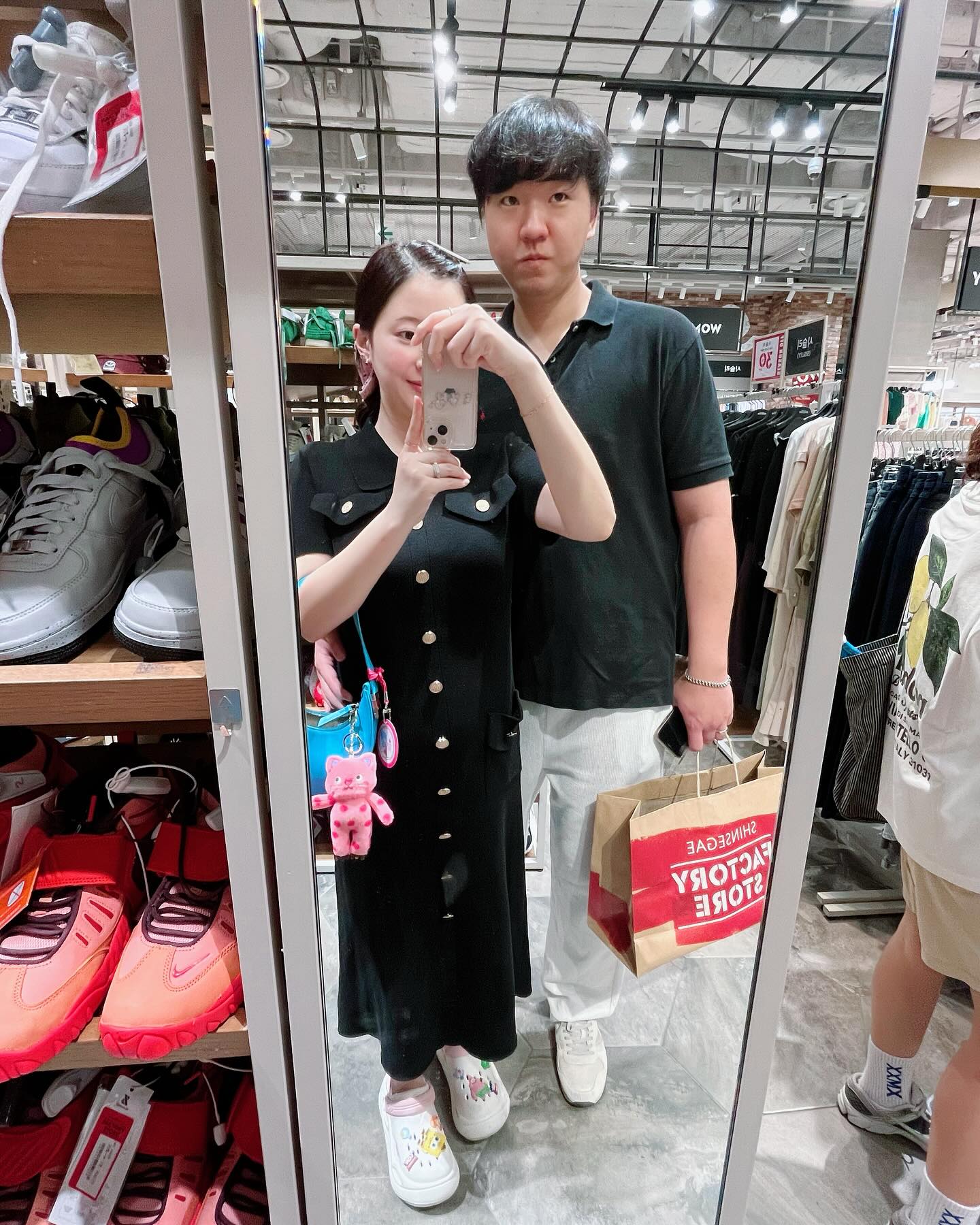 오늘 주말 여유롭게 쇼핑하고 밥먹고 
머리도 새롭게 짜르고 염색한 하룽#😆 
점점 몸이 무거워지는 임산부#🤰 
이제 얼마 안남았다!!#❤️
탄탄이는 열심히 성장중✨ 
#주말#하루#٩(๑❛ᴗ❛๑)۶
