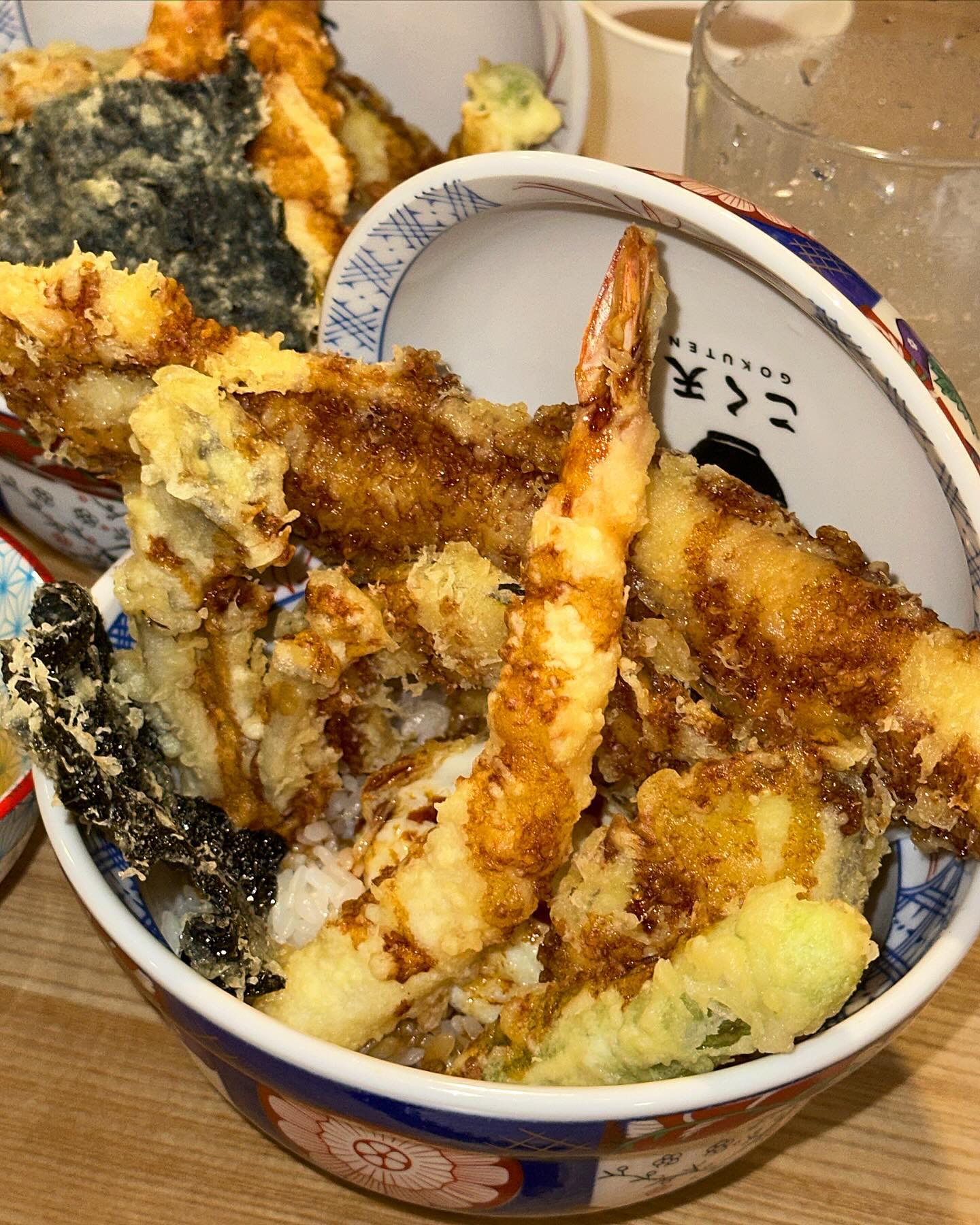 #협찬  오늘 데이트 메뉴는 텐동 어때?@@
의정부 신상 텐동 맛집📍고쿠텐

✔️ 시그니처 메뉴인 “장어텐동” 구성은 큼지막한 장어와 함께 새우, 오징어, 버섯, 가지, 단호박, 김, 온천계란까지 푸짐하게 올라가 있어요~

✔️ 두번째 메뉴는 “고쿠텐동”은 새우가 두피스 올라가 있어요! 그 외 오징어, 버섯, 가지, 단호박, 김, 온천계란까지 구성되어 있어요  바삭한 텐동이 감칠맛이 일품이에요🤤🤤

✔️ 아늑한 인테리어가 분의기 너무 좋았어요! 또한 주문 즉시 바로 튀겨주는 튀김을 직접 볼수 있어 좋은것 같아요~ 

📖 제가 먹은 메뉴 
장어텐동
고쿠텐동

🗺 위치: 경기 의정부시 시민로122번길 5 1층
⏰ 영업시간: 11:30 - 21:00

🤍다음 피드가 궁금하다면?➡️ w_w_dodo 
🤍먹팔 환영💞 댓글 남겨주세요❣️
🤍#도도_의정부

#의정부맛집 #텐동 #튀김덮밥 #고쿠텐 #경기맛집 #먹팔#맛스타그램#먹스타그램 #먹스타맞팔 #좋반 #좋아요#좋반테러 #좋아요반사#좋아요테러#인친#소통#맞팔 #선팔#선팔하면맞팔#소통해요