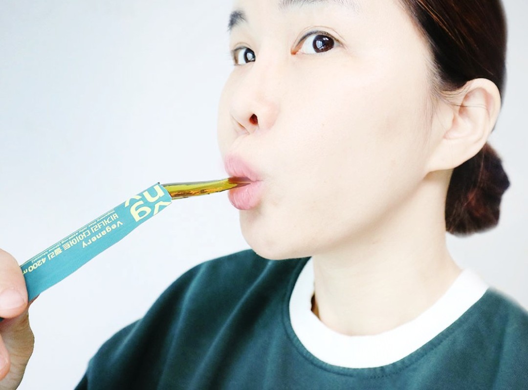 #광고

명절에 급격하게 찐 살을 감량하기 위해 최근 맛있게 먹고 있는 비거너리 다이어트 젤리!

탱글탱글한 식감과 새콤달콤한 샤인머스켓맛도 너무 최고지만 가장 마음에 들었던 점은 100% 비건 성분이라는 점!

특히 비거너리 다이어트 젤리는 식약처로부터 검증받은 복합 기능성 원료로 가르시니아캄보지아추출물, 난소화성말토덱스트린을 함유했는데요.

두 성분 모두 체중감량에 도움을 주는 성분으로 급진급빠 다이어트를 비거너리 다이어트 젤리와 함께 하고 있어요.

특히 새콤달콤 너무 맛있는 샤인머스캣 맛임에도 설탕은 ZERO라는 점!

칼로리 부담없이 맛있게 먹기 좋은 다이어트 젤리로 다이어트 중 달달한 간식이 먹고 싶을 때 먹어도 많은 도움이 되더라고요.

비거너리 다이어트 젤리는 언제 어디서나 간편한 섭취로 다이어트를 하고 싶은 분, 잦은 회식과 불규칙한 식사로 복부 및 허리 둘레가 고민이신 분, 맛있고 건강한 다이어트를 원하는 분, 섭취 간편한 다이어트를 원하는 분, 배변활동이 원활하지 않아 배가 묵직한 분들이 먹어주면 좋다고 하는데요.

전 급찐급빠 다이어트로 체중감량에 도움을 받고 싶어서 섭취하는 중이랍니다.

1일 1회, 1포로 새콤달콤 맛있게 먹기 좋은 다이어트간식으로 맛있게 다이어트하기 좋은 젤리에요.

이제 다이어트도 스마트하게 비거너리 다이어트젤리와 함께 해요~!

#비거너리 #Veganery #비거너리 #다이어트간식 #올리브영추천템 #올리브영간식 
#올리브영다이어트간식 #다이어트젤리 #비건다이어트젤리 #비건다이어트