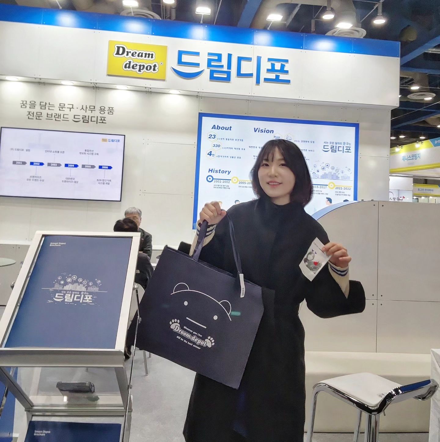 #협찬

문구전시회 #시소페어 다녀온 후기 😌
#SISOFAIR2023 코엑스 B홀에서 오늘 까지 진행 중이여서 후다닥 다녀옴..!

회사 비품 구매를 내가 하다보니 너어어어무 친숙한 이 문구브랜드  드림디포 ! 바로 젤 먼저 가서 현장 이벤트 참여해봅니댯
전시회 특가제품들도 구경하다보니 자꾸 이것저것 사게 되던🫶

dreamdepot_official
즉석 출력 사진 촬영 참여 인증 EVENT 해서
부직포가방 + 리갈패드 등 사은품 도 받을 수 있었어욤 희희 🩷

 #드림디포 #드림디포시소페어 #dreamdepot #사무용품 #문구용품 #문구점