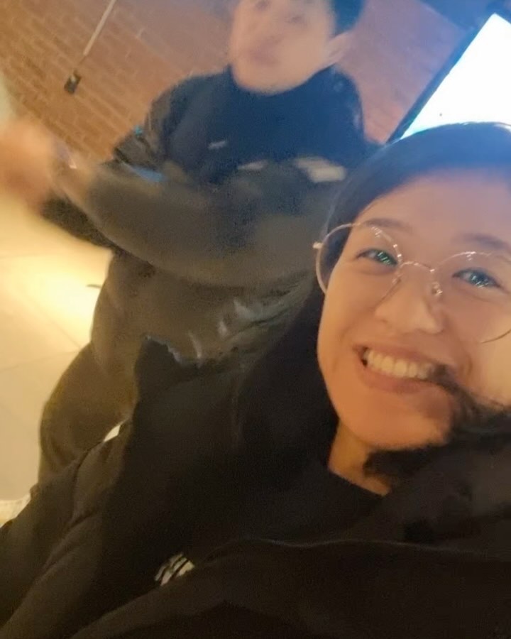 #2024년1월13일 
노량 후기.

오랜만에 찾아온 **동 동아백화점 9층.
토요일 주말 저녁 20년전 대구 최고의 부촌이였던 이곳은 현재 부촌이다. 
 소비 위주의 상권들로 이우어져 있다. 

9층, 이순신 장군님의 일대기 ‘노량해전’을 영화한 영화 ‘노량’

노량 영화가 시작 되었다. 
처음 단 30초 그 영화는 판단된다. 
나는 판단했다 잘 만든 영화이며 그래픽, 무술감독, 음악감독 그 누구하나 상업적이라는 명목아래 타협없이 모든것을 진행했음을 느낀다. 

영화가 시작되고 1분뒤.. 3대가 들어온다. 
할머니, 할아버지, 아들 그리고 딸.

영화가 시작되고 들어옴에도 숙으림 조차 없다.. 쎄하다..
영화가 진행중임에도 딸의 큰 목소리는 영화관을 울린다. 
’이순신 여기서 죽어?‘. ’이순신이 누구야?.‘ ’저사람은 누구야?’..

순간 영화관의 모든 팝콘들과 음료를 섭취하던 손과 목구멍이 멈추었다..

부모님의 주의로 다행이 다시금 모든 사람들은 영화에 집중하였다. 

‘띠리리리리.. 띠리리리리.. 누군가의 벨소리에 .. 다들 숨을 멈추었다.
“어 내 영화보는 중이다 이순신 아직 모르겠다 재밌는줄.. 니는 잘 있제?”..
모두의 심장이 멈추었다…. 다만 다행스럽게 그 통화는 3분여만에 끝이 났다..

다들 위쪽을 본다 .. 제일 윗줄 삼대를 흘겨본다.

이제는 아무일 없음을 기도하고 .. 이순신 장군의 아들의 죽음을 마주하는 그 음악과 숨소리 조차 멈추는 그 순간…. 다시금 가녀린 남자의 목소리가 들린다 “나의 죽음을 알리지 마라”…… 두번 외친다.. “나의 죽음을 외치지 마라” .. 휴대폰 벨소리 옆.. 아저씨 .. 아니 삼대이니.. 할아버지의 목소리 였다. 극장의 있는 모두는 그순간… 숨을 거두었다.

삼대의 코미디 쇼와 속터짐을 느낀후 영화는 끝이났다. 그 삼대는 영화가 끝나기도 전.. 그 곳을 나갔다..

우리 모두는 간절히 염원했다.. 그분들은 분명 아픈 분들이지 않을까. 쾌유를 빈다고..

#영화 #노량 #멋진영화 #이순신장군 #힘든감상
