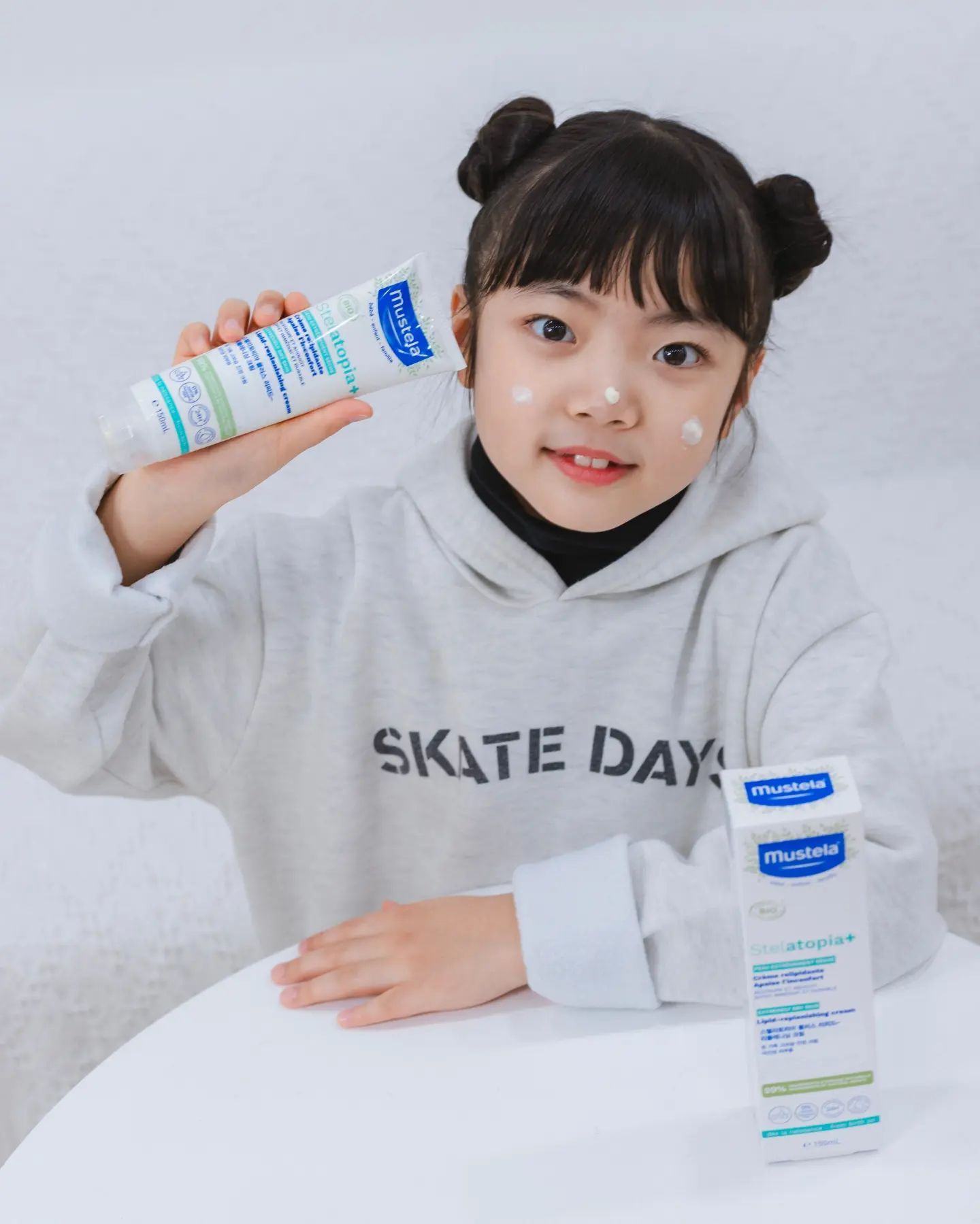 #광고 mustelakorea
⠀
#무스텔라 #스텔라토피아
⠀
엄마들 사이에서 이미 유명한
무스텔라에서 신제품이 출시됐어요!
⠀
스텔라토피아 플러스 리피드 리플레니싱 크림은
해바라기씨 오일, 시어버터 등
피부 장벽을 보습으로 꽉 채울 수 있는 성분이 가득 담긴
아이부터 어른까지 함께 사용할 수 있는 크림이에요!
⠀
하윤이는 특히나 겨울철 건조함으로 인해 가려워하는
경우가 자주 있는데 이 제품 쓰고부터는 그런 걱정이🙅‍♀️
촉촉한 보습으로 인해 하루종일 건조할 걱정 안해도 되서
요즘 꼬박꼬박 사용하고 있는 제품이라죠🤩
⠀
⠀
⠀
#리플레니싱크림 #스텔라토피아플러스리피드리플레니싱크림
#해바라기진정보습 #문제성피부엔_스텔라토피아 #피부장벽
#보습크림 #온가족크림 #해바라기보습 #건조한피부추천
#피부장벽강화 #토닥토닥진정보습 #엄빠마음토닥토닥
#온가족보습 #온가족진정 #진정보습 #인공향무함유
#문제성피부 #극건성피부