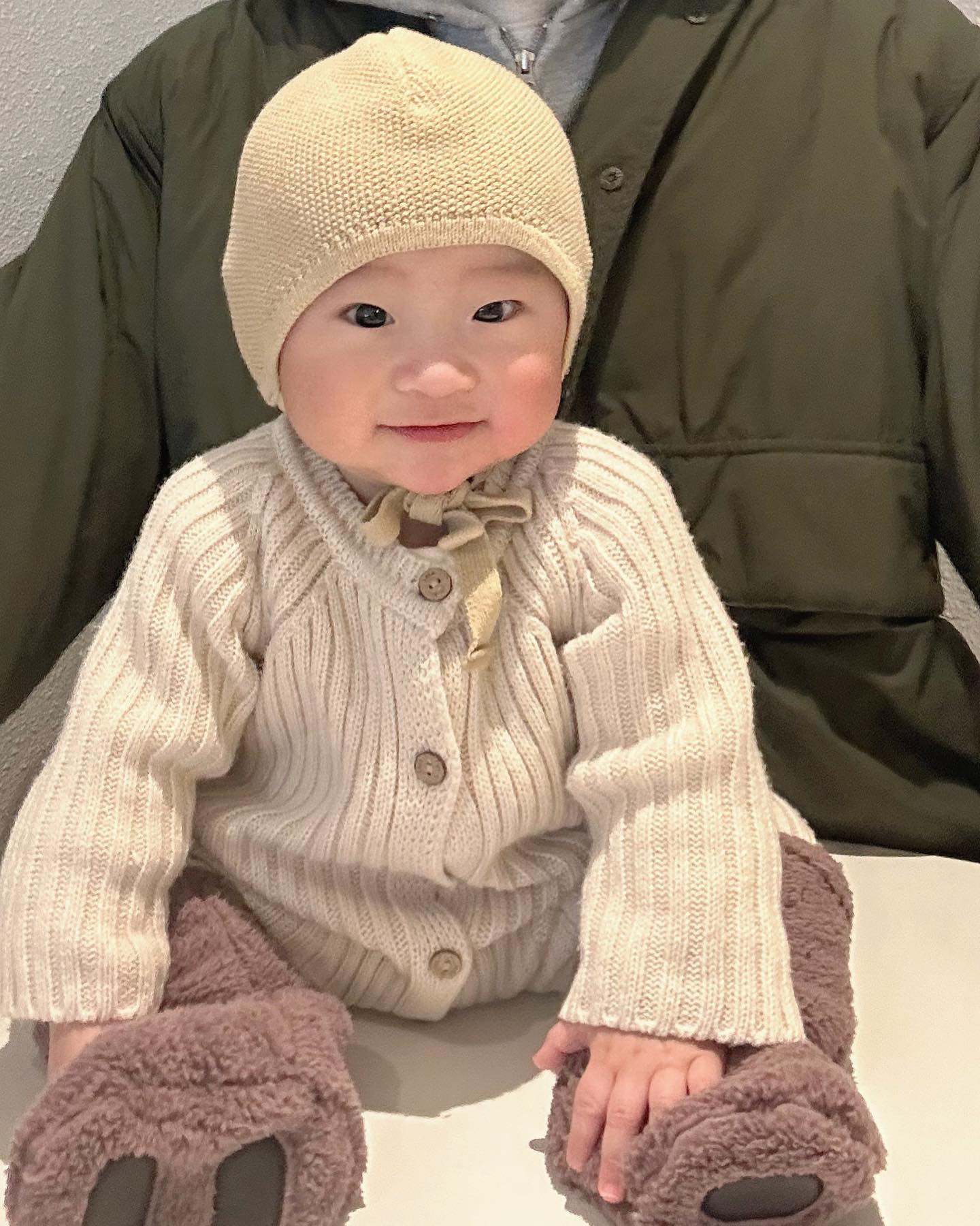 로니병원갔다가 오랜만에 둘이 카페🥹 여기도 거의 10년만에온듯,,
이마에 점은 생긴모양도그렇고 없어지기가 힘든치료일거랬는데 생각보다 효과가보이니 멈추지도 못하고 그저 얼른 사라지기만 바라는중😂
셋이나가면 아빠닮았다 엄마닮았다가 나뉜다 둘다닮았다도아니고 한쪽은 안닮았다며 한쪽으로 몰아가는데 대체 누굴닮은건지 이제 우리도 헷갈리기시작함ㅋㅋㅋㅋㅋㅋ 사촌언니가 사준 발워머 신었는데 남편은 우리학교다닐때 왕동물발바닥 실내화(고릴라,곰 등 등 다양했던걸로기억,,) 같다며 나이든소리해댐ㅋ 근데 나도 어맞네?!라고 공감하는.. 다들.. 아..아시죠..??????
#팜테이블 #대구카페 #밀크반점
#나도MZ할래 #엠제트아니고엠지
#아빠와아들