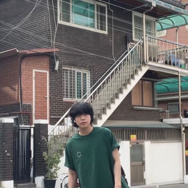 錫 on Instagram: "#광고 올해 런칭한 @standarderror_official 에서 ‘미니 써클 반팔티’를 제공해주셨습니다. ✔️ 국내 자체 제작에 면 100%의 고품질 원단 이용 ✔️ 자사에서 개발한 편직 공정에
