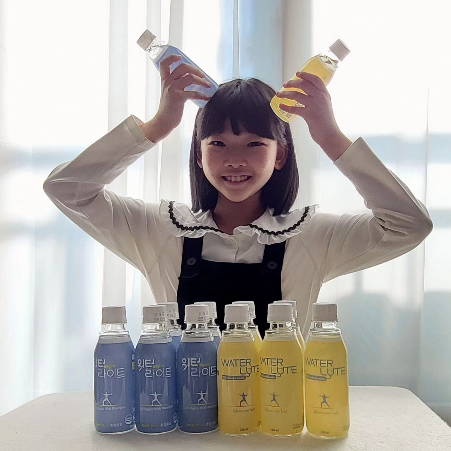 #협찬  waterlyte.kr

주은양이 좋아하는 수분 보충하기 좋은 물  워터라이트에요

✔️전해질

 전해질 균형이 깨질 경우 신경과 근육 기능, 혈압 조절, 몸의 균형, 신진대사 등에 이상이 생길 수 있어요

실제로 물마시기 대회에서 전해질 부족으로 사고 발생해서 이후 물 마시기 대회에서는 소금(나트륨)을 섭취하게 한다고해요

수분과 함께 전해질 섭취는 꼭 필요하다구요😉

 영국에서 판매되는 제품이고 미 FDA 등록이 되어있어요❣️

 😋이온음료 맛으로 짠맛 안느껴지는 단짠맛으로 시원하게 마시는게 더 맛있더라구요

오디션에 다녀온 후 마셨는데 지쳐있던 주은양 눈이 초롱초롱해졌어요 🤩

워터라이트는 2023년도 한국식품연구원 식품기술대상 동상 수상한 제품이에요
🔗https://www.fnnews.com/news/202311021357394653

 #워터라이트 #전해질음료 #갈증해소 #마시는포도당 #탈수관리 #수험생음료 #포도당 #수분보충 #숙취해소 #컨디션 #유아 #임산부 #탈수 #저칼로리 #골프 #반려견 #운동 #아기 #육아 #스포츠음료 #운동 #스포츠 #일상 #운동하는여자 #운동하는남자