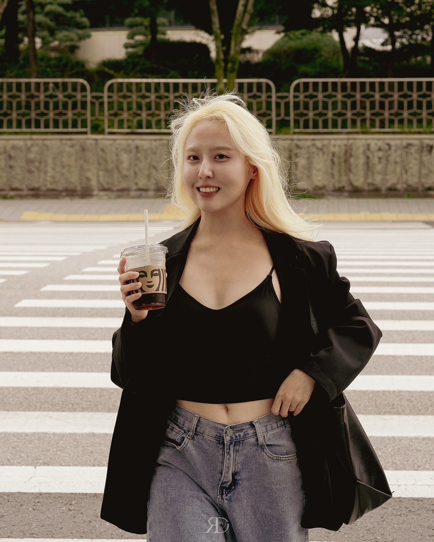 🌓
+11/21/2023+
횡단보도 4번 왔다갔다해서 건진 샷📷
작가님이 멋찌게 걸으라 했는데
현실은 웬 호빗.. 🤣
.
.
.
Photo by rec_dean 
.
#스냅 #스냅사진 #스타벅스 #횡단보도샷
