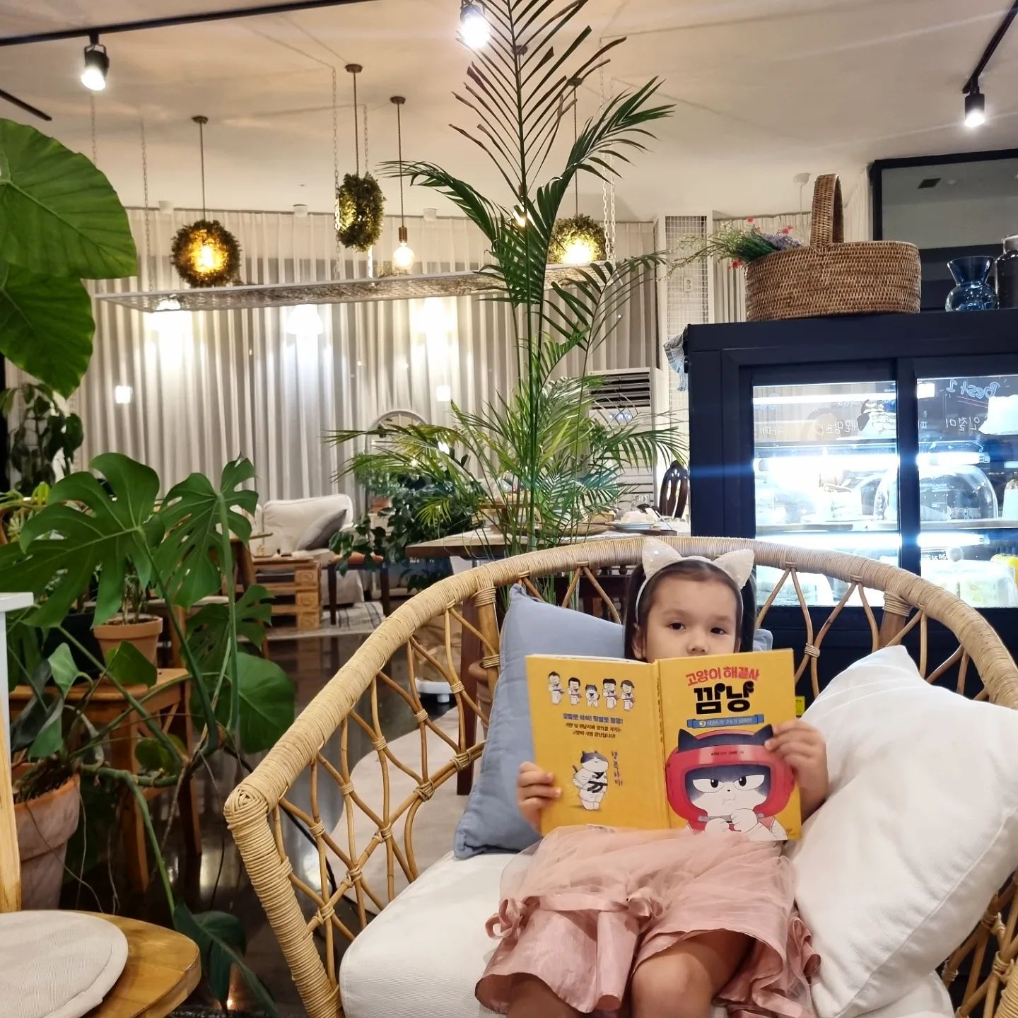 감성 충만한 분위기에서 기분좋게 맛있는 디저트 먹기!!
cafe.aneuk

스튜디오 같은 너무 예쁜 카페에요! 시간 여유가 없어서  너무 아쉬웠던 곳!!! 또 다시 방문하고 싶은 뷰 맛집! 

커피도 정말 맛있었고 무엇보다 디저트가 다양하고 너무 너무 맛있고 마음에 들었어요! 

루프탑에서 캠핑감성도 느껴주고 한강뷰도 보고 노을도 즐길 수 있답니다!! 

🌟다양한 커피, 디저트 메뉴! (케이크 사랑하는 사람이 제일 만족한 부분!!!!!)
🌟스튜디오같은 분위기! 사진 찍는것 좋아하시는 분 추천추천!! 공간 하나하나 다 다른 느낌 고급지고예뻐요! 
🌟2층 테라스 텐트 있습니다(겨울시즌만 합니다)
🌟노을 뷰맛집!