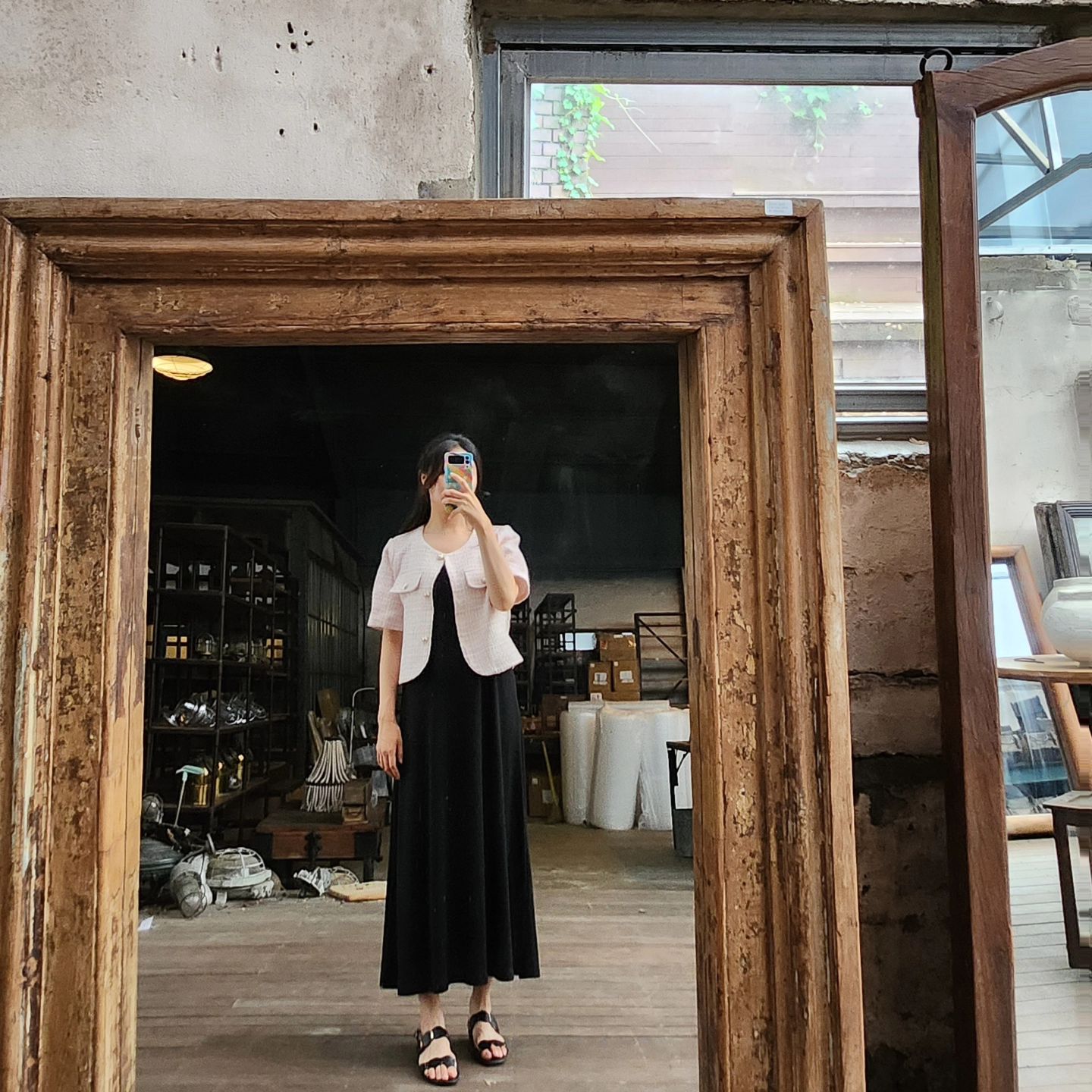 밀린 #주말기록 💭 빈티지 가구들이랑 꾸벅 꾸벅 조는 🐈‍⬛ 검정 냥이 구경하는 재미가 있던 #하우스플랜트 ☕️ 두둠칫 힙한 갬성인데 난 왜 어둑하면 눈이 감기고 졸린겨 😪