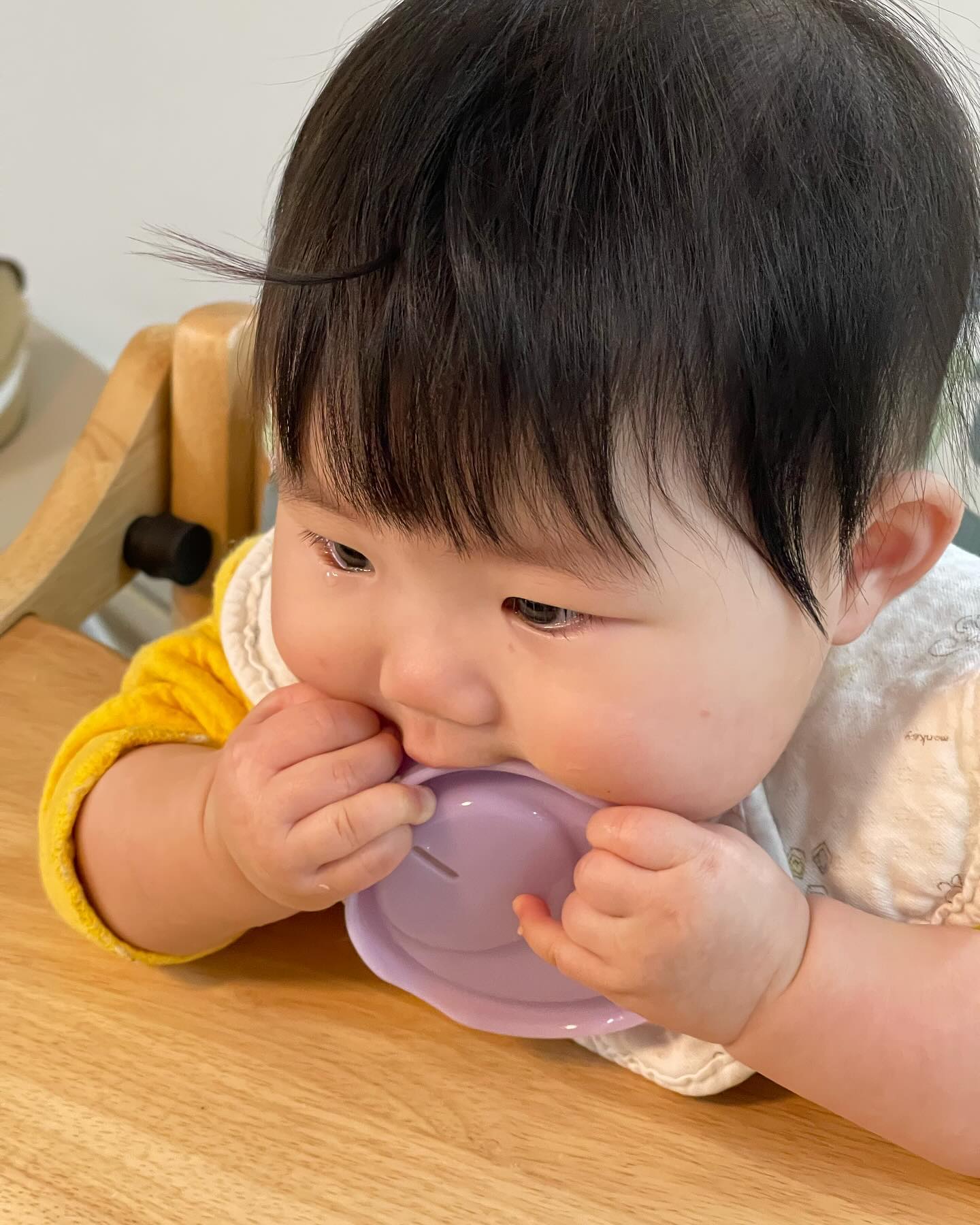 치명적인 볼살과 오동통한 손꾸락..
물컵 뚜껑 벗길려고 하길래 물 쏟아질까봐 뺐었더니 심술나서 눈물 한방울 흘려주심…ㅋㅋㅋ 귀요미 딸램🤣💕

#오동통통 #볼살빵빵 #9개월아기 #딸랑구 #쌍둥이육아