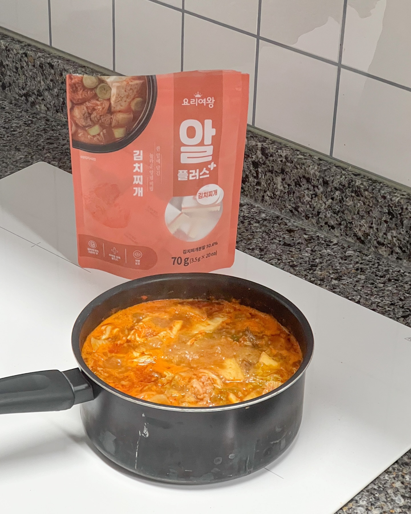 #협찬 yoriqueen.official
김치찌개 끓이다보면 뭔가 허전하다 느껴지실 때 있으시죠?
저는 그 고민 #요리여왕 #알플러스 #김치찌개양념 으로 해결했습니다.❤️
깔끔하고 맛있는 찌개양념이 한알에 농축되어 있는데 언제 어디서든 한알 톡 까서 사용하면 돼요.
#김치찌개가루 가 이렇게 코인 형태로 압축되어 있는데 김치찌개 평소에 끓이는대로 끓인 다음에 맛을 보고 허전하다 싶을 때 요거 하나 넣어주면 확실히 맛이 더 살아납니다.
너무 편하고 좋아서 #찌개양념 다른 종류도 사놓으려구요.👍🏻

요 제품은 스마트스토어 ’요리여왕‘, 자사몰 ’마켓영‘, 쿠팡 ’해마글로벌‘ 이렇게 3곳에서 구입 가능합니다.🎶