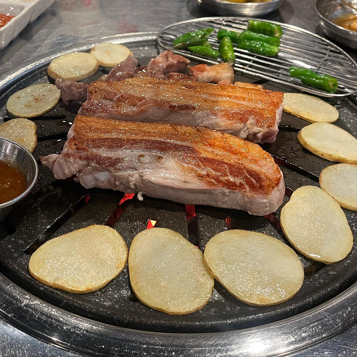 #협찬 #MUNDI

고기를 주문하면 계란찜과 된장찌개가 서비스로 나오는집! 

고기질이 정말 신선하고 두꺼워서 나오자마자 군침이 도는 미밍.. 

꽈리고추와 함께 슬라이스된 감자도 나와서 같이 구워먹으면 고소하니 맛있고 오겹살과 같이 먹으면 최공 ㅎㅎ 

서비스로 나오는 계란찜도 퐁신퐁신하고 된장찌개도 내용물이 충실하답니다 

중간 중간 사장님이 고기가 늘러붙지 않게 계속 신경써주셔서 최상의 컨디션으로 먹을 수 있어요 

저렴한 가격에 계란찜과 된장찌개가 서비스로 나오는 집 광명사거리 문디 추천드립니다 🤍🤎

🖤 MUNDI

🖤 경기 광명시 광명동 158-1297

🖤 주변 공영주차장 이용 추천드립니당 

#광명고기집#광명동고기집#광명맛집#광명동맛집#광명사거리맛집#광명사거리고기집#광명사거리역맛집#광명사거리역고기집#광명오겹살#광명쫀득살#광명갈매기살#광명맛집추천#광명고기집추천#광명사거리맛집추천#광명사거리역맛집추천#광명고기맛집#경기광명맛집#광명고기맛집#광명특수부위#MUNDI