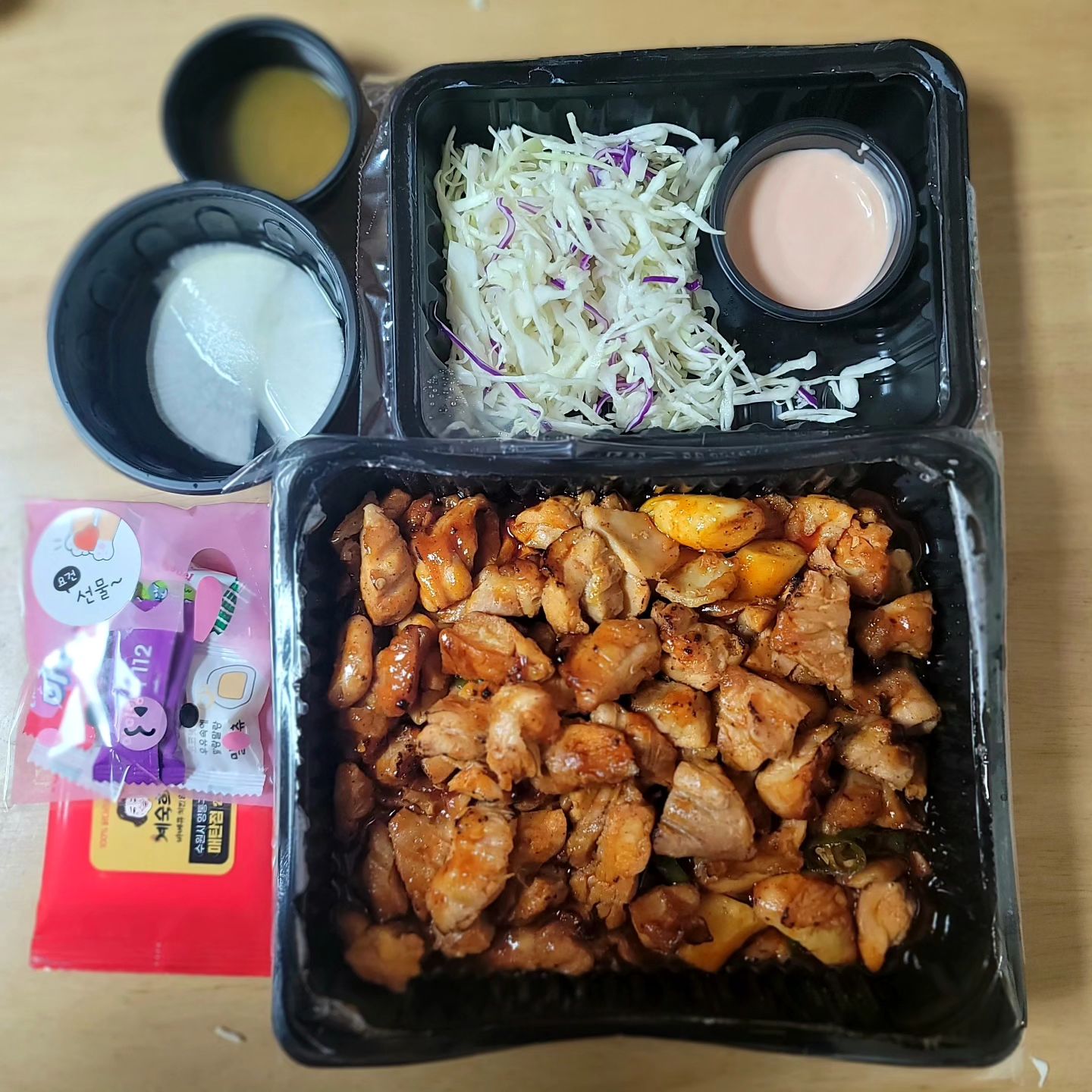 ⠀
계숙희 바베큐치킨 &등갈비
⠀
계숙희땡초매운바베큐치킨.
⠀
국내산 닭다리살로 만든 1kg의 넉넉한 양의 직화구이로
불향이 제대로 살아 있는 먹기 편한 순살바베큐치킨입니다.
청양고추가 들어가 매콤한게 소맥과도 잘 어울리는 맛이에요.
안에 떡볶이떡도 들어 있고,매운 맛을 잡아줄
케첩+마요네즈소스의 양배추샐러드랑
새콤달콤한 쌈무와 알싸한 겨자소스도 같이 포장되어 오고,
뚱뚱이 콜라도 같이 구성에 포함이라 구성이 알차요.
⠀
수원시 영통구 산남로 46번길 12 204호
050714496226
배달 전문점입니다^^
⠀
#일상 #사진 #수원 #맛스타그램
#매탄동맛집 #인계동맛집 #권선동맛집
#바베큐치킨 #치#바베큐치킨맛집
치맥맛집 #야식맛집 #야식추천
#먹팔 #협찬