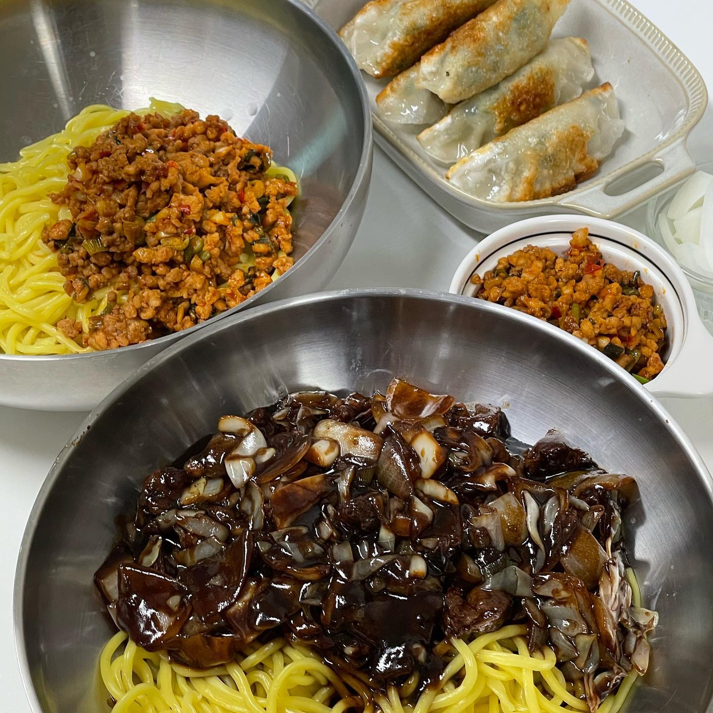 긴 인태기를 이겨내고,,,🥹 오랜만에 게시물!

중화면으로 만든 요리들🥢
✔️앞다리살, 양파, 양배추 가득 넣은 짜장면
✔️다짐육 매콤하게 볶아서 국물없는 탄탄면 느낌 요리
✔️꽃게, 새우 듬뿍 넣고 짬뽕

중화면으로 다양하게 요리해먹을 수 있어서 좋았어요🥰

#남편요리 #집밥 #신혼밥상