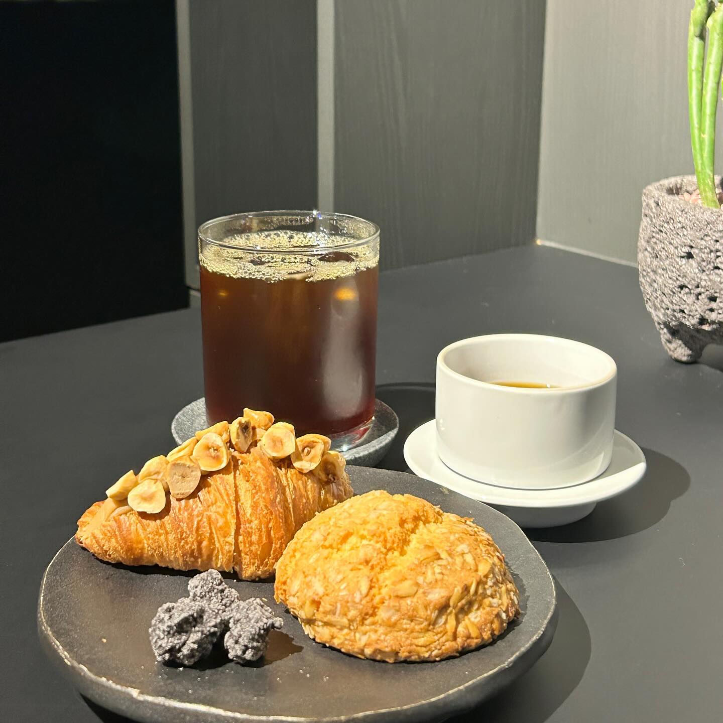#협찬 커피 한잔 할래요~? ’이드커피‘☕️

idee.coffee

#이드커피
몰입하기 좋은 성내동 카페 이드커피를 다녀왔어요! 🙋🏻‍♀️

커피 로스팅을 직접해서 더 특별한 이드커피는 매일 아침 모든 디저트를 직접 만들고

오시는 분들의 입이 즐겁게 만드는 유일한 방법이라 생각하며 정성을 🫶🏻🫶🏻

진짜 맛있는 커피 한잔을 위해 1톤 넘는 생두를 사용하여 로스팅 실험도 하시고
커피 열정이 대단하심!

게다가 이드커피는 반려동물 동반 가능한 카페에요! 🐱🐶

📌주소 : 서울 강동구 성내동 444-13 1층 이드커피

📌성내동444-13| JYP,오륜교회, 올림픽공원 근처

meogsta 팔로우 하면 다양한 정보를 받아 볼 수 있어요!🕊️

----------------------------------------

더 맛있는 곳이 궁금하다면🤍

meogsta
meogsta
meogsta

#성내동커피맛집 #올림픽공원카페 #이드커피 
#성내동애견동반카페 #리뷰노트