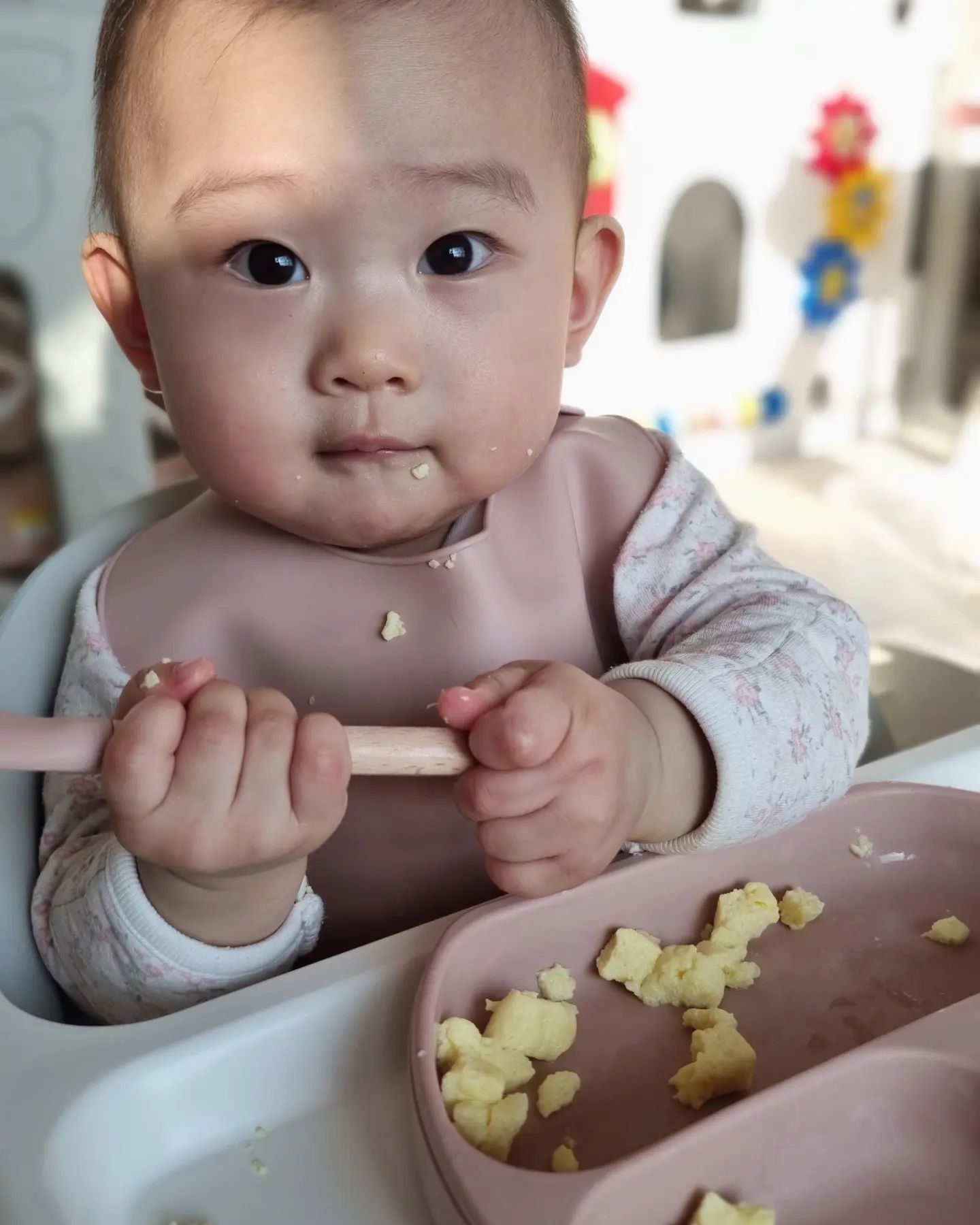 처음 먹인 계란분유빵은 입맛에 안맞나보다.
.
이유식을 시작하니 하루종일 먹이는게 일.
1시간 반 간격으로 이유식, 간식, 분유를 끊임없이 줘아하는 육아맘의 임무. 그래서 아가에게 어떤걸 만들어줘야 하나 메뉴를 만드는 스페셜한 쉐프가 되어야 하는 엄마.
잘 먹으면 좋고 안먹으면 맴찢.
.
#육아맘 어쩌다보니 #의정부맘
#어부바바
#분유빵 #분유계란빵