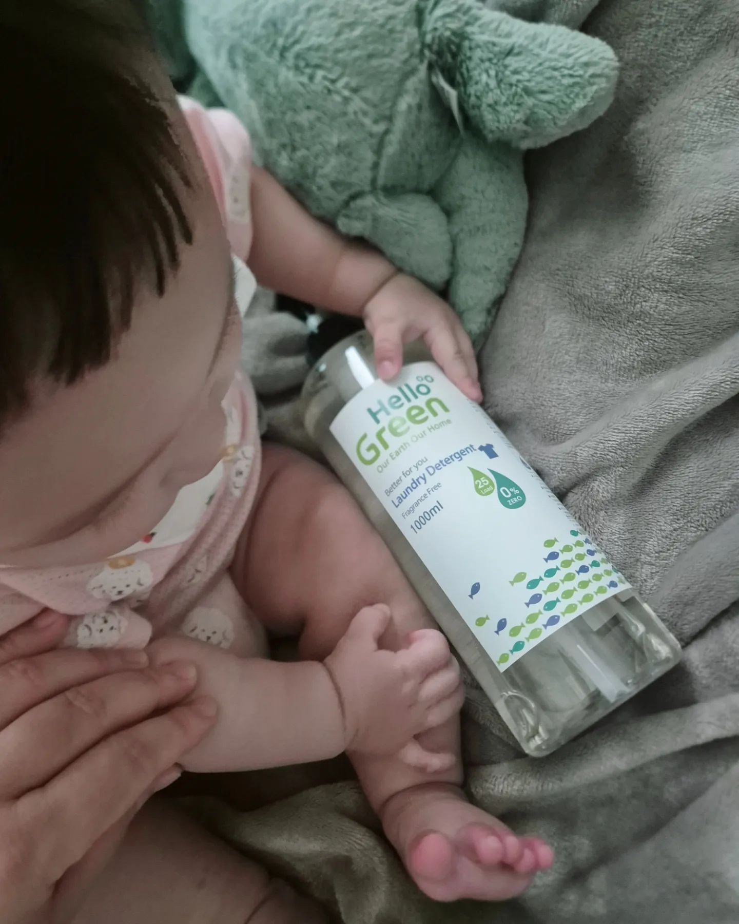 #협찬 👶🏻🧺

매일 세탁하는 우리아기옷,
아기는 항상 물고빨고 하니까 
세탁세제 고를때 성분에 신경쓰게 돼요

아기용품 화학성분분석어플 맘가이드 랭킹 1위제품이라 사용하게 됐어요
헬로그린 세탁세제 는
석유계 성분을 배제하고, 식물과 미네랄에서 얻은 원료를 사용하며 전성분을 자신있게 공개하고 있어요!
전성분이 사람과 환경에 유해하지 않아서
아이에게 순한 세탁세제로 사용 가능하답니다

동물실험을 반대하고,
물고기가 행복해하는 안전한 세제♡
저는 요걸로 정착했어요👶🏻🧸

네이버에 '헬로그린'을 검색해주세요🫶🏻

#디너의여왕 #신생아세탁세제 #아기옷세탁세제 #아기세탁세제 # 헬로그린세탁세제 #친환경세제 #환경부인증 #친환경인증 #천연아기세제 #친환경아기세제 #신생아세제 #헬로그린 #아기세제 #유아세제 #젖병세정제 #아기세탁세제 #유아세탁세제 #헬로그린세탁세제