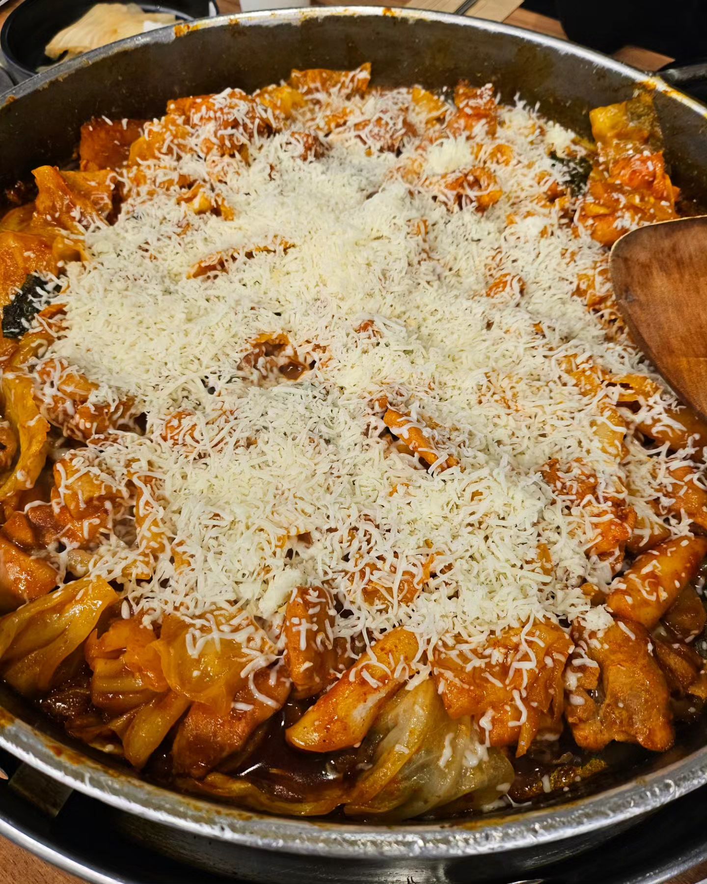 🟣 신도림 닭갈비 맛집 눈꽃닭갈비로 유명한 이도식당

#이도식당 

이번에 소개 할 맛집은 신도림에 위치한 닭갈비 맛집 이도식당입니다!

이도식당은 제가 저녁시간에 방문했을 때 늘 40분이상 웨이팅이 있어 못먹고 다른 식당을 갔던 기억이 있는 곳인데 이번엔 점심 마감시간에 방문해서 웨이팅 없이 먹을 수 있었습니다:)

이도식당의 메인 메뉴는 눈꽃 닭갈비 입니다
우선 100% 순살 닭다리살로 너무너도 좋았고
살짝 달달한 맛이 중독성있는 맛이었습니다

그리고 이도식당은 무조건 씻은 묵은지에 닭갈비를
싸서 드셔야 하는데 묵은지가 별미중에 별미였습니다

그리고 맛도 맛인데 맛집으로 소문난 가장 큰 이유는
바로 가격대비 양이 말 안된다는 건데요 가성비가 서울에서 보기 힘든 정도!! 최고입니다

#서울 #신도림 #서울맛집 #신도림맛집 #닭갈비 #닭갈비맛집 #눈꽃닭갈비 #맛집 #맛집추천 #맛집탐방 #맛집공유 #맛집스타그램 #먹스타 #먹스타그램 #먹방스타그램 #먹방 #먹스타맞팔