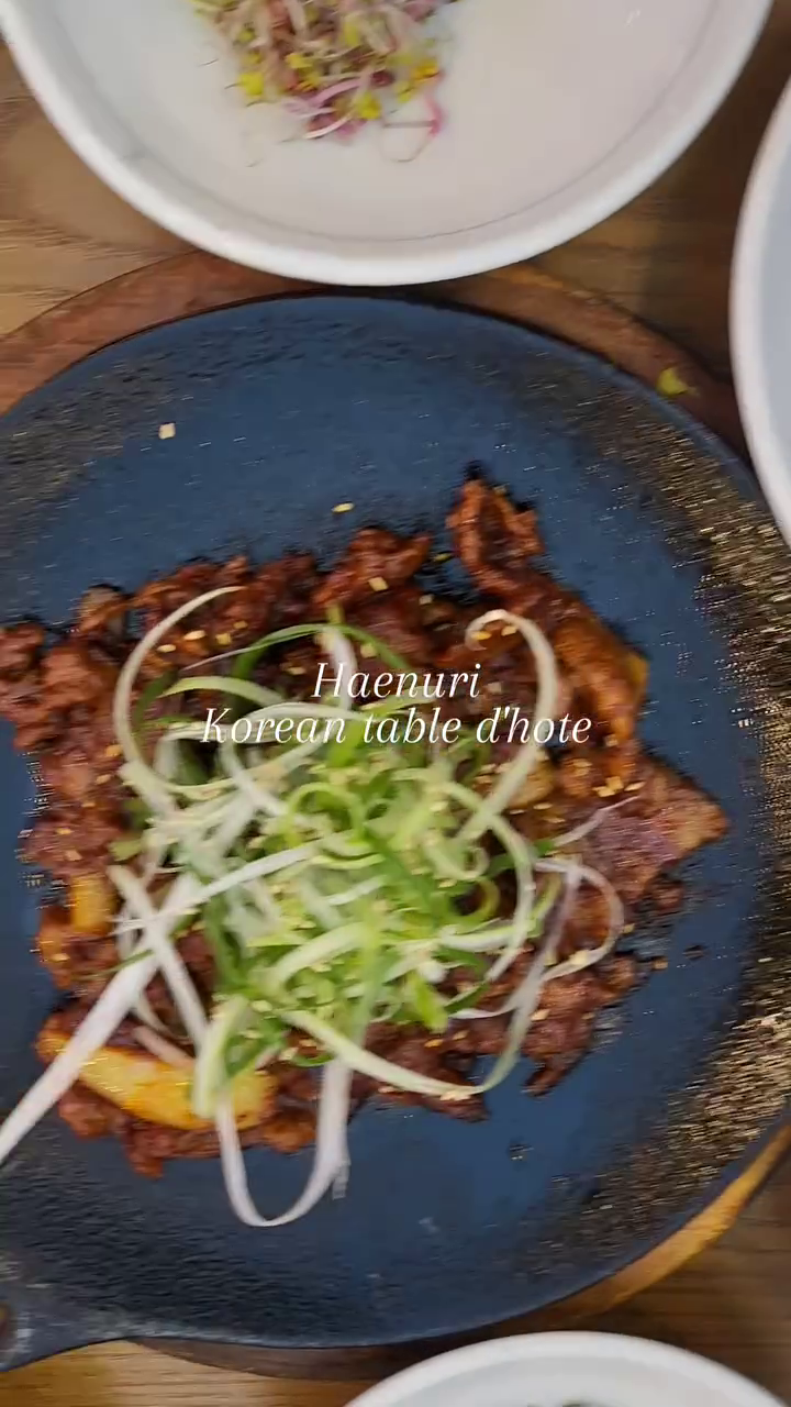 #해누리용인점
.
사춘기앓이가 심한 딸과
진짜 오랜만에 단 둘이 데이트 했어요.
카톡으로 보내 온 간장게장 사진에
"먹으러 가자😍" 했더니 사랑한대요😊
.
🇺🇸 
돈 벌어서 미국가서 살고 싶다는 그녀-
미국 어디로 가고 싶냐하니
안 가르쳐 준대요🥲
그냥 하는 말일텐데 맘이 상해버리네요...
.
자꾸 속이 좁아져요🤨
.
🥢숲뷰가 예쁜 한정식 - 해누리 용인점
🥢031-322-3162
🥢경기도 용인시 처인구 모현읍 능원로54
.
실내 깔끔하고 음식 정갈해요.
가격도 부담스럽지 않아요.
딸아이는 간장게장 순삭했지만
전 간장게장보다 제육볶음이 더 맛있었어요.
.
#세아이맘 #뷰티원스 #고딩맘 #중딩맘 #주부일상 #경기광주가볼만한곳 #용인맛집 #용인한정식 #경기광주맛집 #해누리한정식