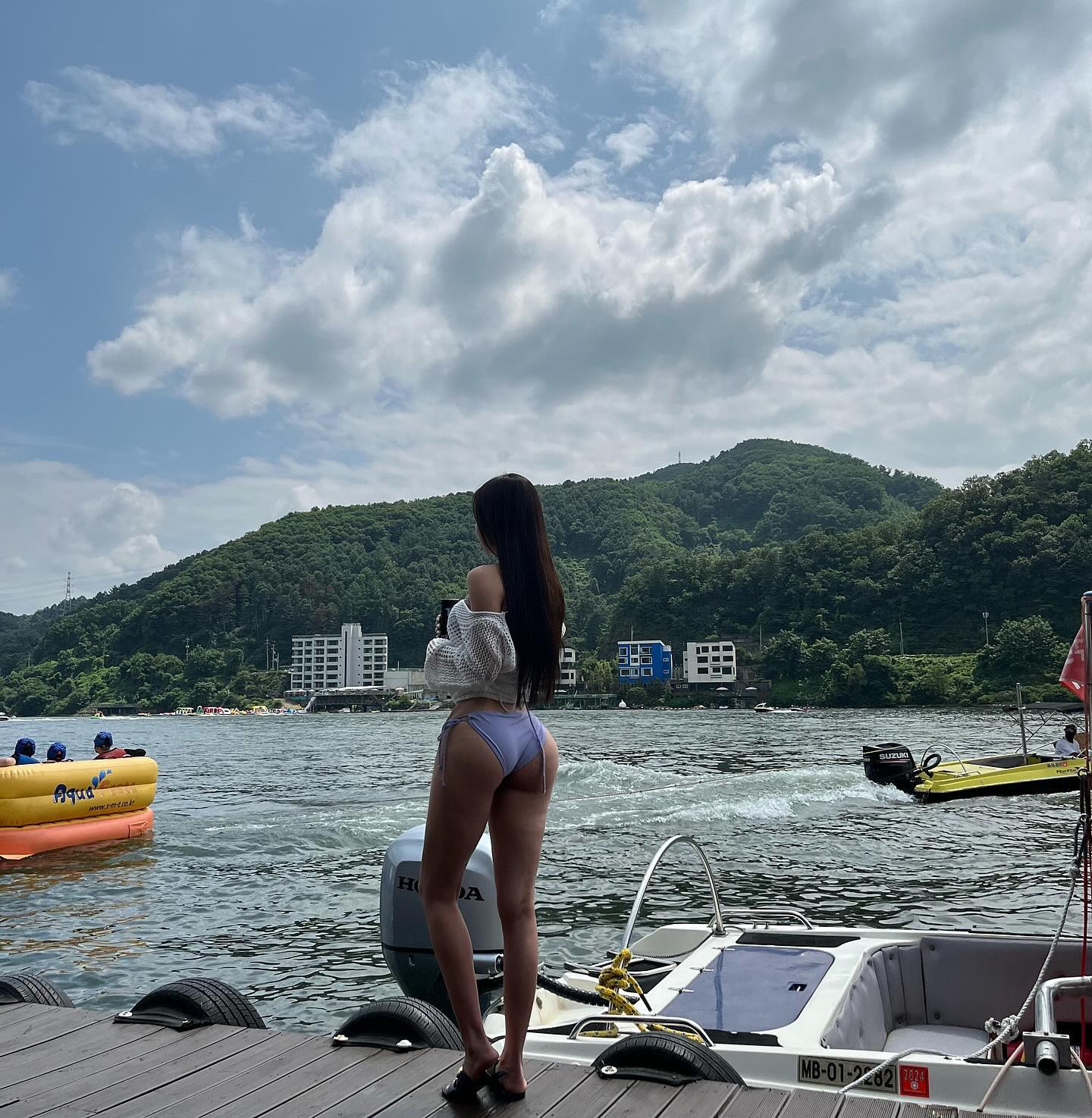 작년에 좋은 기억을 이어 올해도 #비버네선착장 에 다녀왔어요! 더운 여름 날씨에 이만한 곳이 없어서 사람들도 엄청 많더라구요😁 역시 소문대로 가평빠지는 비버네!

다양한 놀이기구 시설에 직원분들도 너무 친절하세요😊
시원한 물놀이도 즐기고 제트보트와 다양한 수상레저하면서 소리도 꽥꽥 지르고 스트레스 다 풀렸어요😆 

마감시간까지 꽉 채워 놀고 바베큐 파티에 갔는데 엄청나게 큰 랍스타를 제공해주신 거 있죠🥹 무한의 감동적인 맛
제가 갔던 날은 비도 와서 빗소리들으면서 먹는 고기에 랍스타는 진짜 최고였어요!❤️

작년에 이어 올해도 너무 즐겁게 놀다갑니다❤️