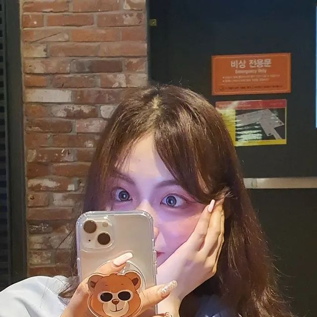 하영 on Instagram: "@sharon6_kr #광고 #AD 🖤🖤샤론6🖤😎🕶🧸🐻🐾 아이폰 맥세이프 투명 케이스 + 아크릴톡 + 카드지갑 #아이폰케이스#샤론6#맥세이프케이스#맥세이프그립톡#맥세이프카드지