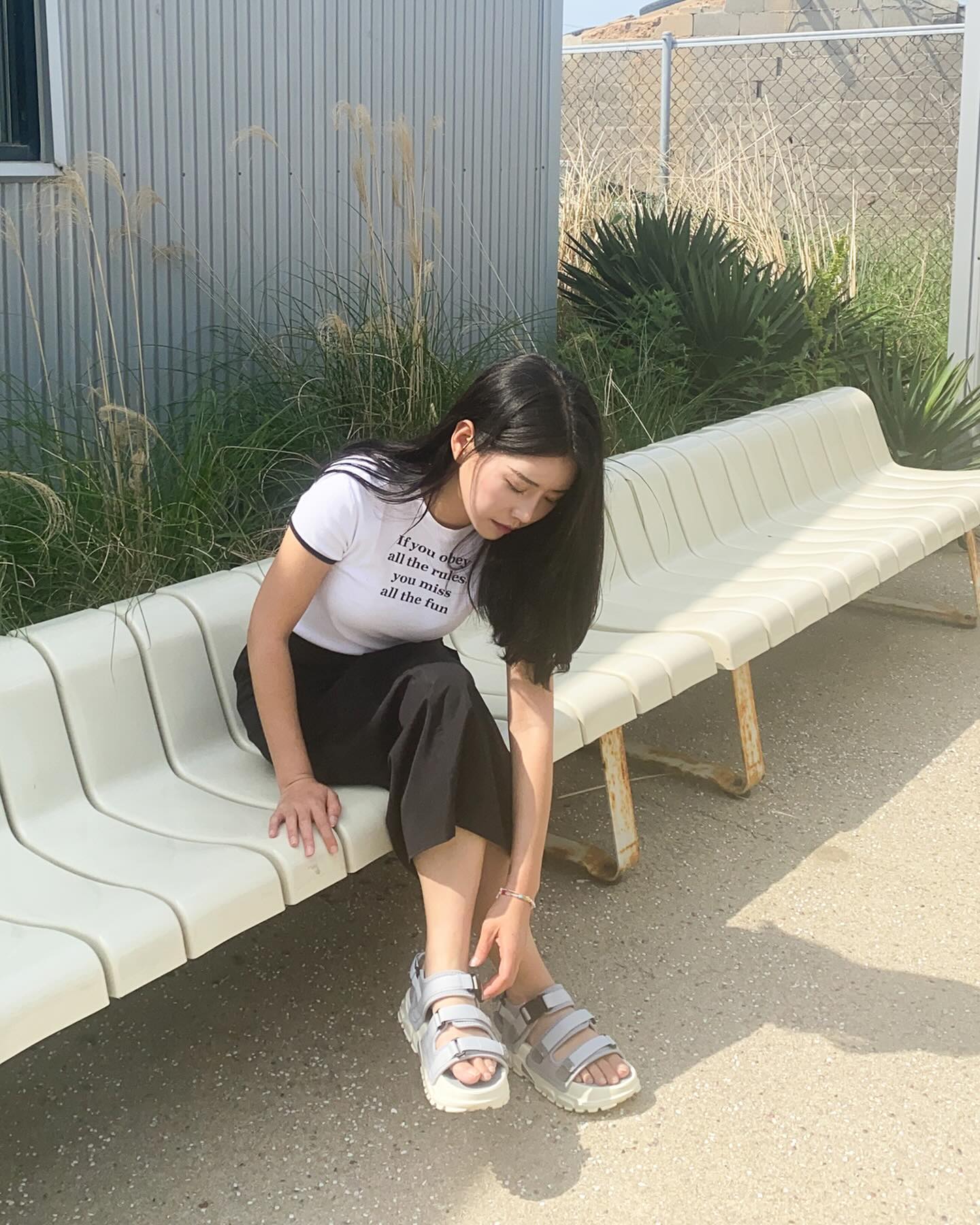 샌들 모양으로 발등 안 타게
올해는 발등에도 선케어 해줘야겠어요☀️🤣

.
#여름샌들 #여름코디 #샌들코디 #오오티디 #일상룩 #데일리룩 #아키클래식