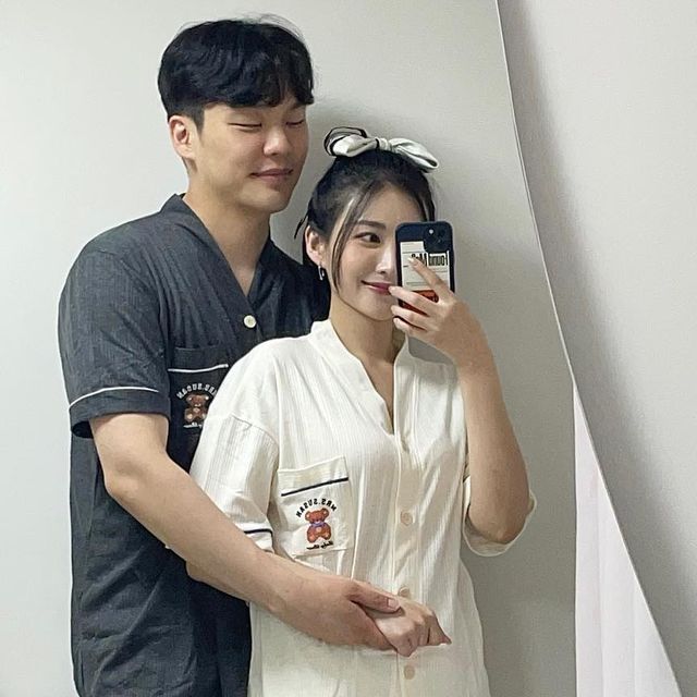 ✨찌닝’s 출근룩 & 데이트룩 기록✨ on Instagram: ”#광고
@slowsloth_official 안녕하세요, 찌닝쀼입니다✨
모듀 주말 잘 보내고 계신가요!!
주말 내내 날씨가 아주 푹푹 찌네욤💦
이런 날에는 집에서 에어컨 빠방하게 틀고
아이스크림 먹으면서 뒹굴거리는게 최고인 것 같아요🤭 저는 동생커플이 선물해준 커플 잠옷과 슬로우슬로스에서 보내주신 컬러풀하고 귀염뽀짝한 룸슈즈로 집에서도 한껏 기분 내보고 있답니다🌿🎀
테리 재질이라서 달라붙지도 않규 무엇보다 컬러가 너무 상큼해서 룸슈즈로 기분 내기 완전 딱이에요🥹🫶🏻
공식 홈페이지에서 주문하면 전 상품 무료배송까지 해준다고 하니 완전 🐶이득🤭 남편 다리털은 참 에러지만… 같이 찍어준게 어딥미까…🤣
남은 주말도 모두 시원하고 즐겁게 보내시길 바랍니다🫶🏻
#찌닝룩
#홈슬리퍼#룸슈즈#실내화#거실화#홈스타일#실내슬리퍼#홈스타일링#홈인테리어#인테리어그램#슬로우슬로스”
