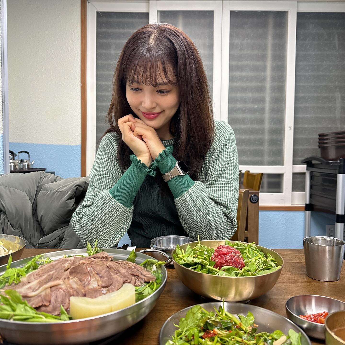 내가 좋아하는 거 볼 때 표정이 저렇구낭🤍💚? 
가까우니까 더 자주보자 우리 ndminari 

(+미나리먹으니까 미나리룩 입어쥬ㅓ여해)
#능동미나리 #능동미나리성수점