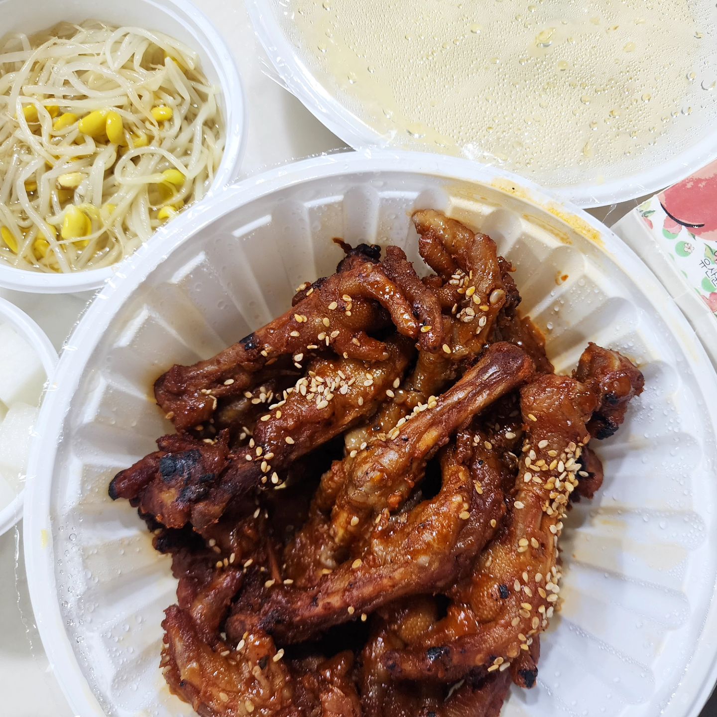 돌고돌아 다시 신세계닭발

🌶정성닭발은 매운맛 시켜도 내입맛엔 덜 맵고
🛵신명당닭발은 배달이  너무 오래 걸리고
신세계는 만족스럽게 매우면서🔥
배달빠르고 쿨피스, 콩나물국, 계란찜이 기본제공💕

게다가 카스맥주피쳐 팔드라 🍺 
맛없는 치킨집 맥주피쳐 말구‼️ 대박👍

#신세계닭발 #포항닭발맛집
#포항닭발배달