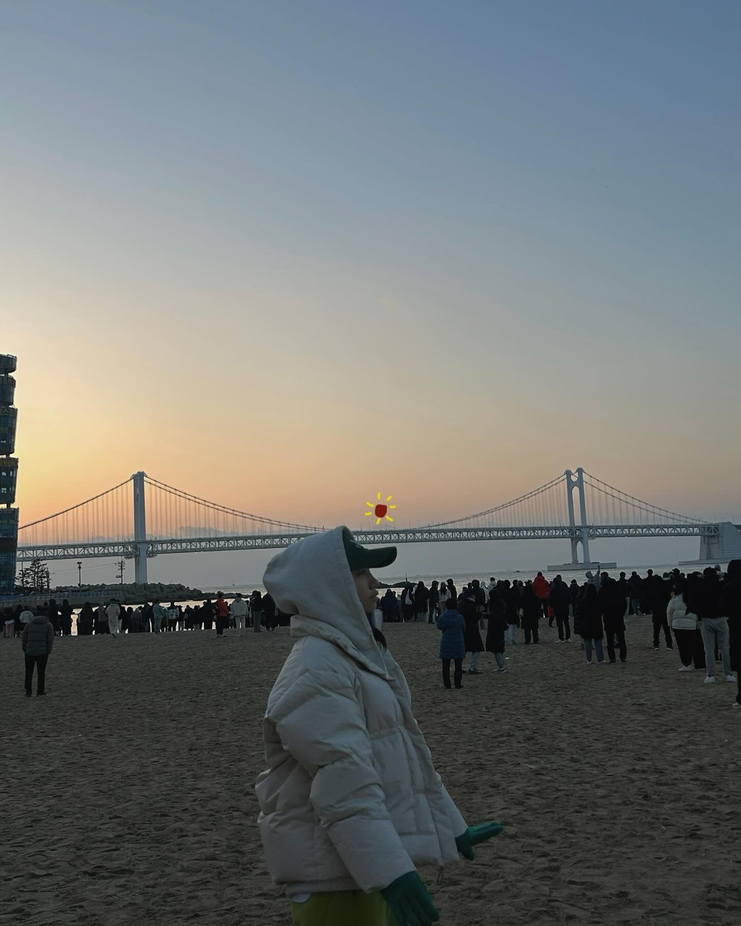 얼렁뚱땅 24년 시작

비록 드론쇼 통신장애로 카운트다운도 못하고 12시 1분이 되고 
구름에 가려서 해 뜨는거도 못보고 출근 해야하지만

23년 악깡버에서 24년 긍살.. 긍정적으로 살기 도전^^

욕쟁이 이주이가 얼마나 버틸까 싶지만 럭키 세븐 일곱살은 다르게 살아보지~

24년 새해 복 많이 받으시고 다들 건강하고 행복하 길 !